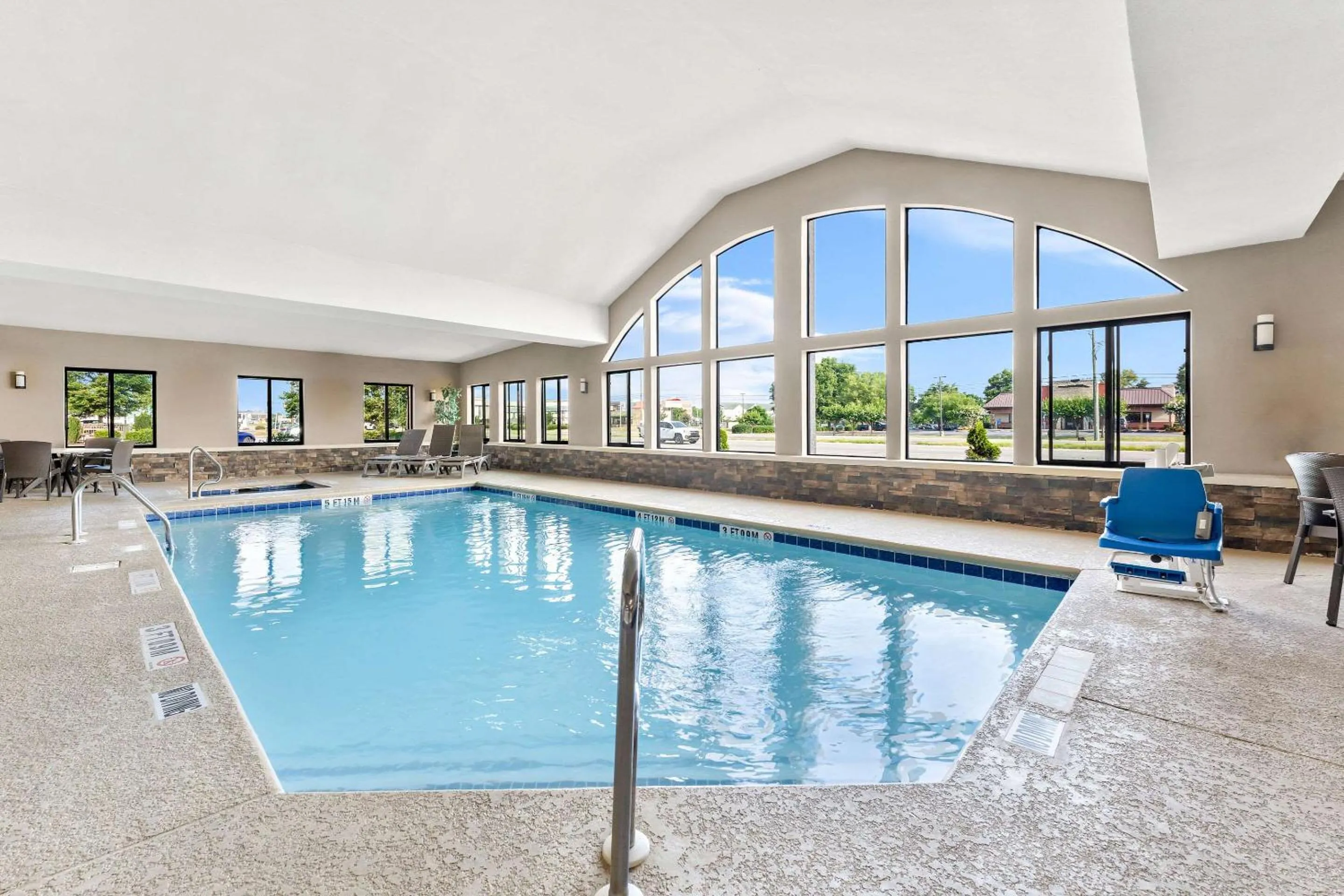 Swimming pool in Comfort Suites near Robins Air Force Base