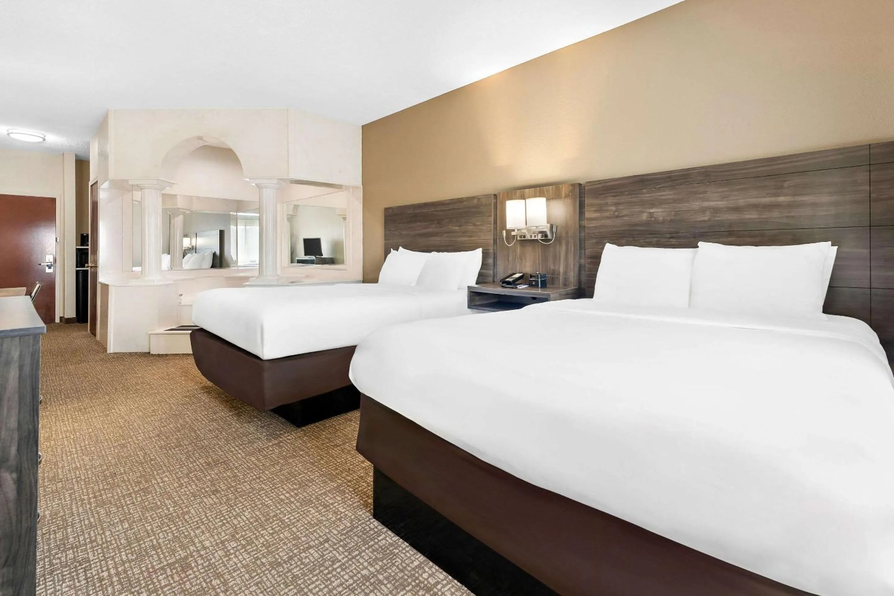 Bedroom, Bed in Comfort Suites near Robins Air Force Base