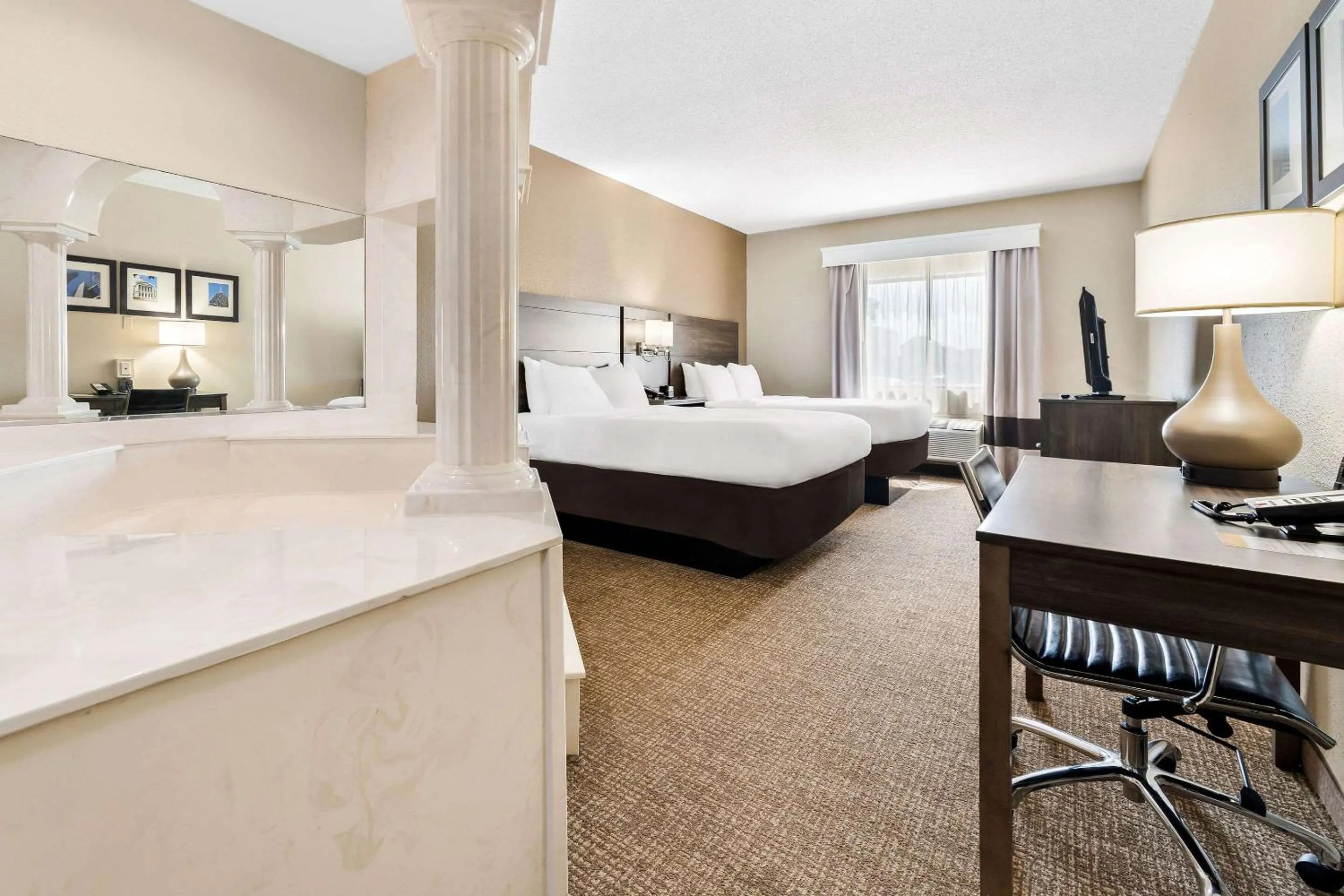 Bedroom, Bed in Comfort Suites near Robins Air Force Base