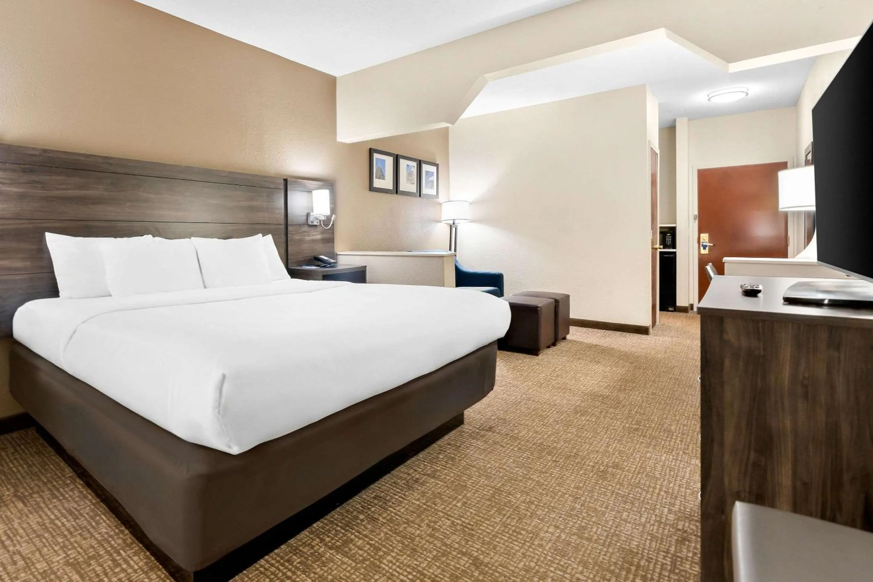 Bedroom, Bed in Comfort Suites near Robins Air Force Base