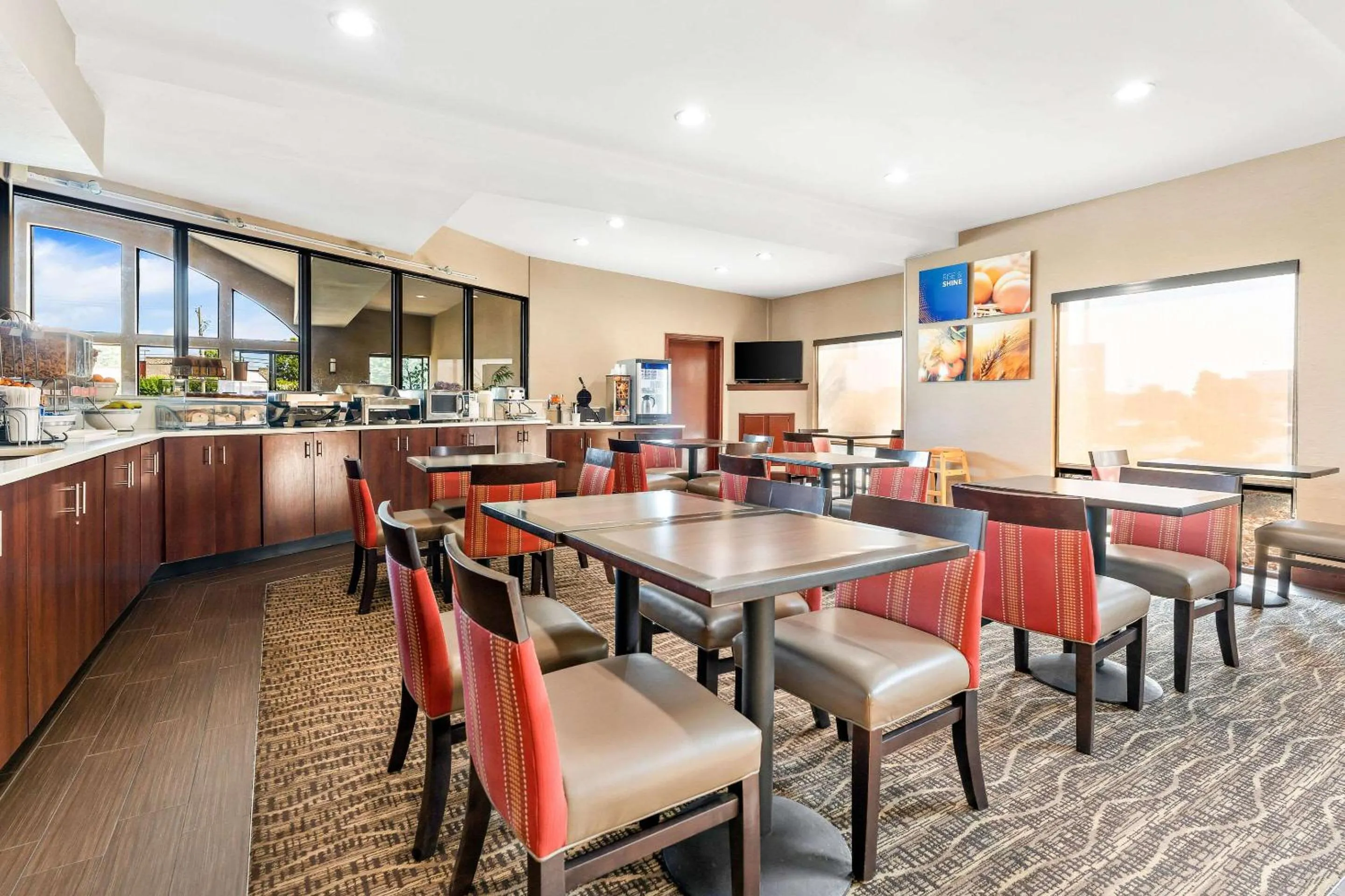 Breakfast in Comfort Suites near Robins Air Force Base