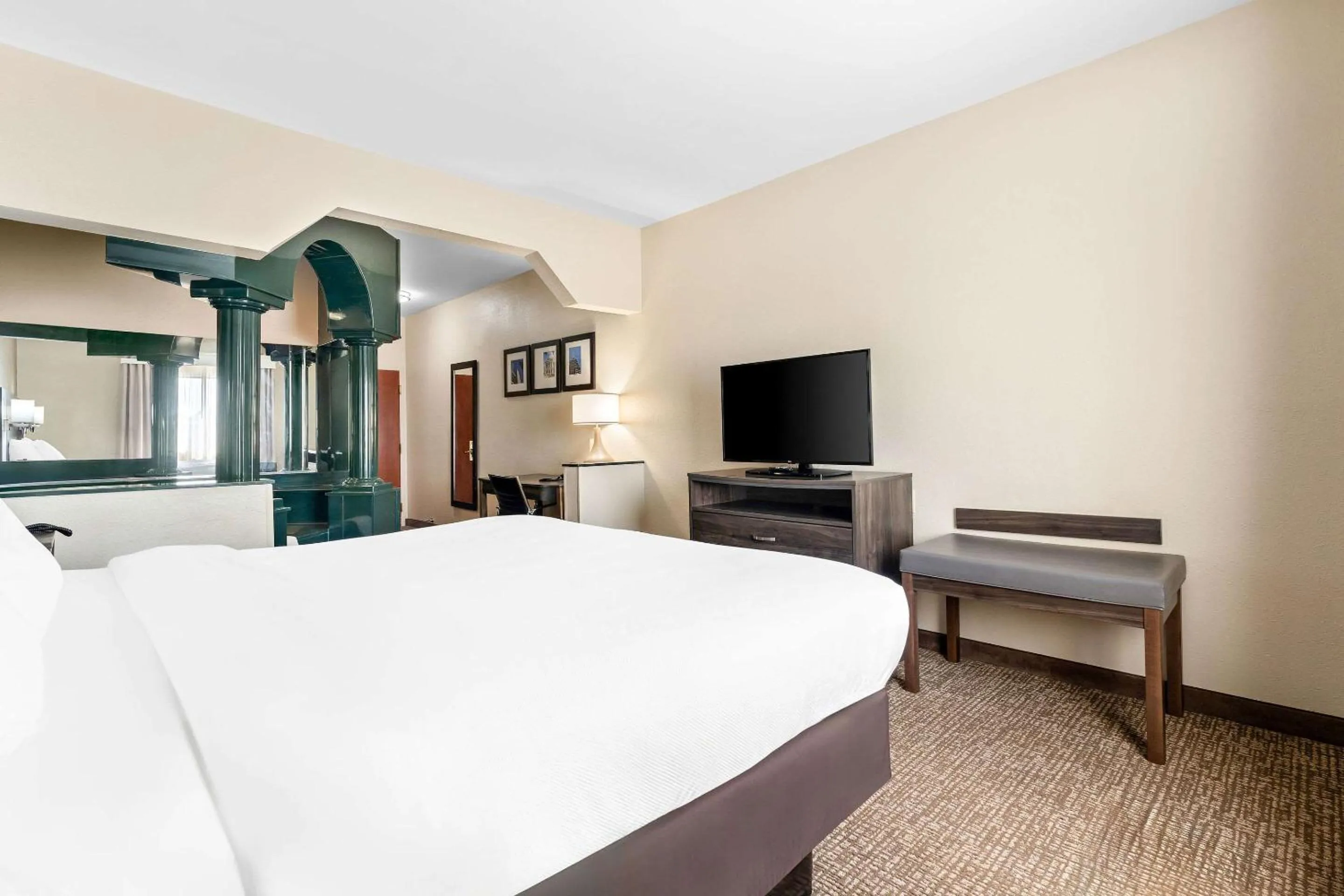 Bedroom, Bed in Comfort Suites near Robins Air Force Base