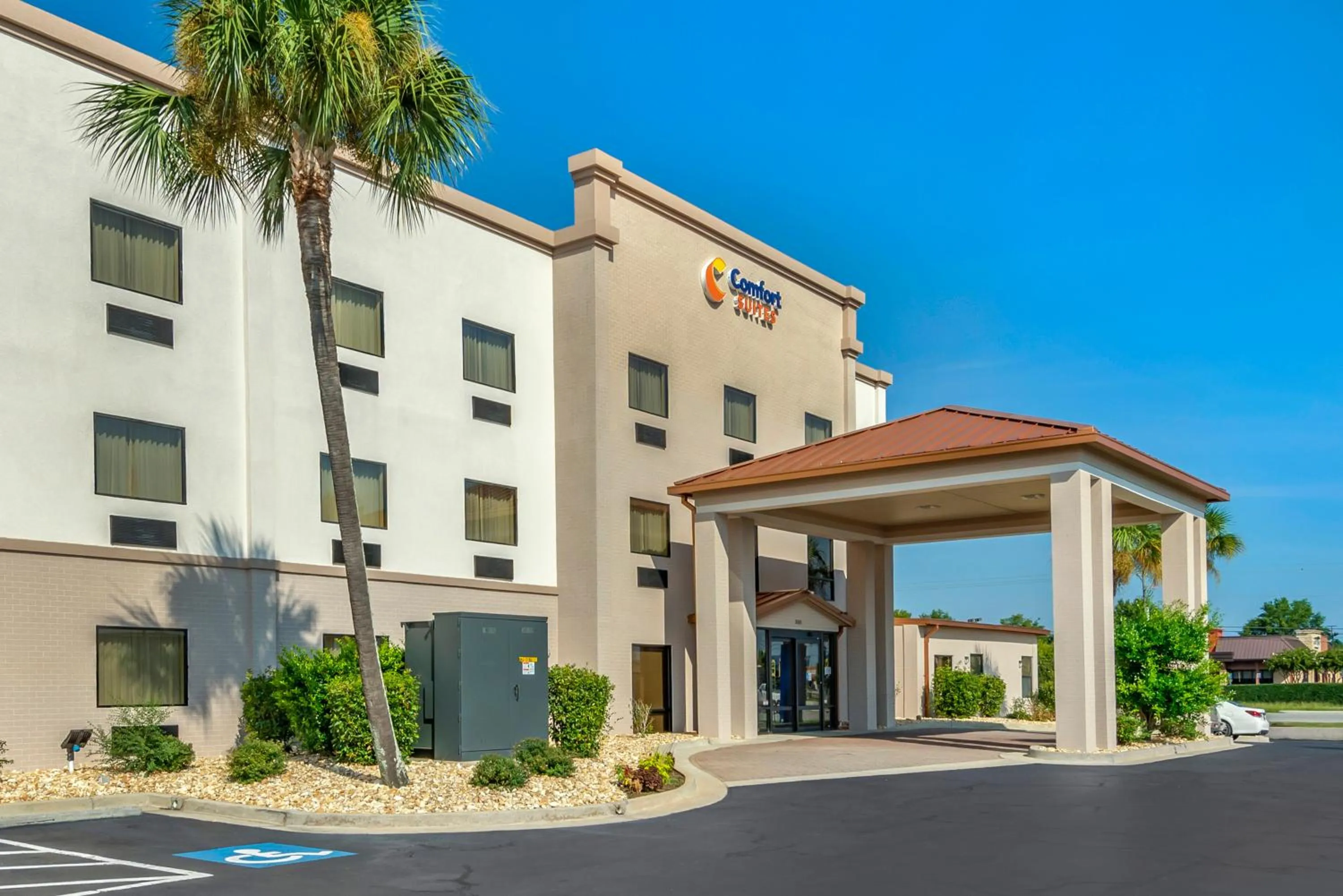 Property building in Comfort Suites near Robins Air Force Base