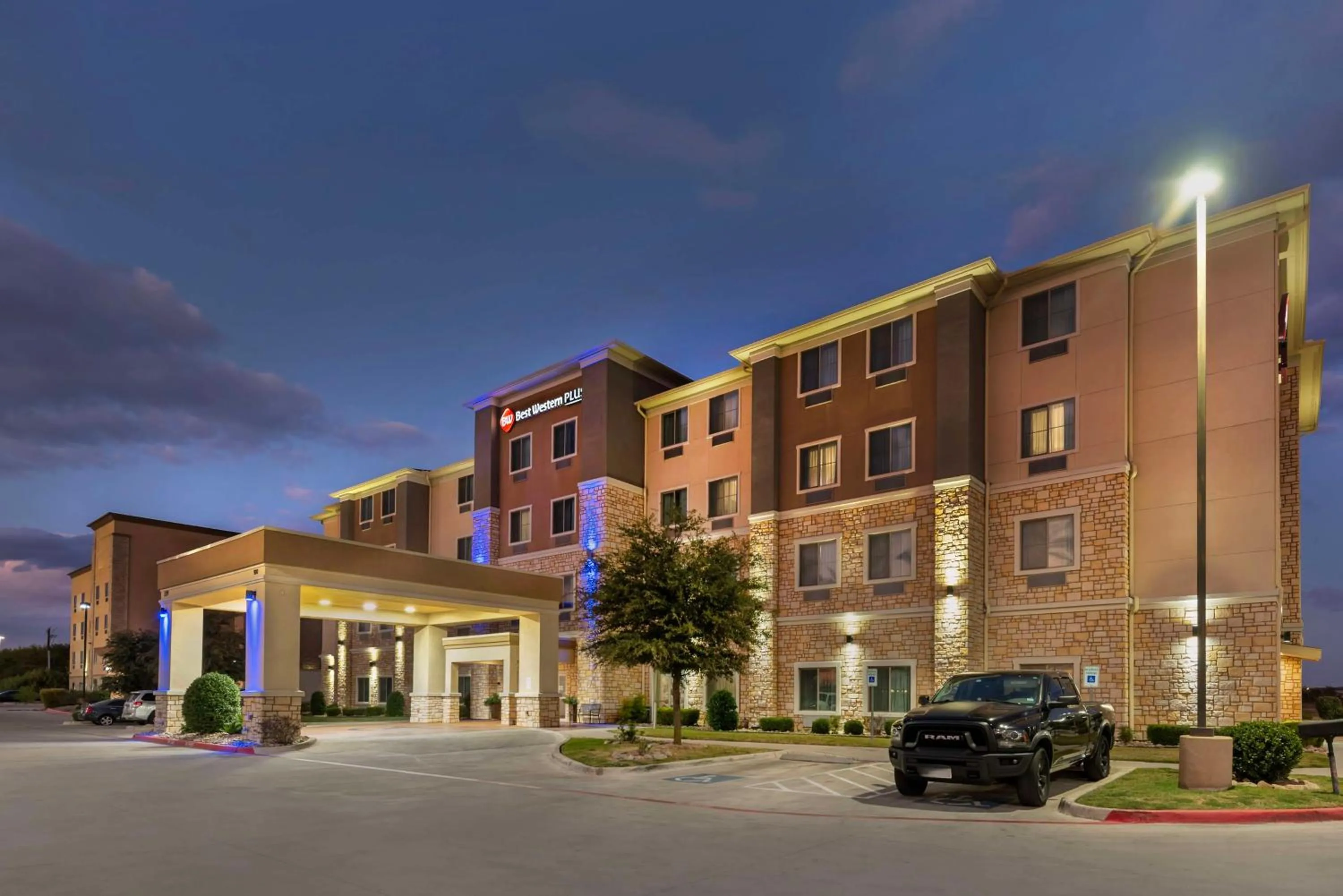 Property building in Best Western Plus Buda Austin Inn & Suites
