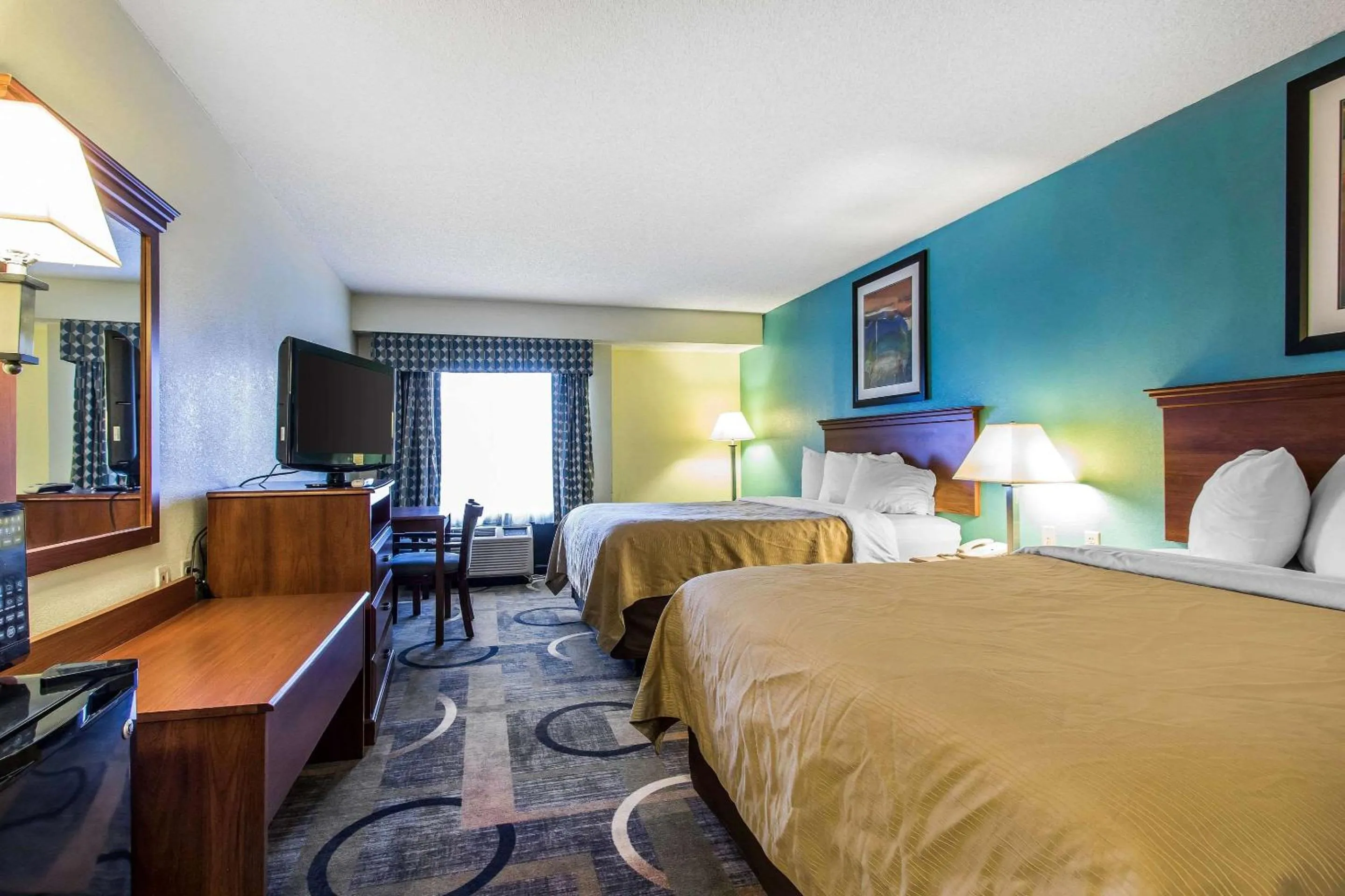 Photo of the whole room, Bed in Quality Inn & Suites Memphis East