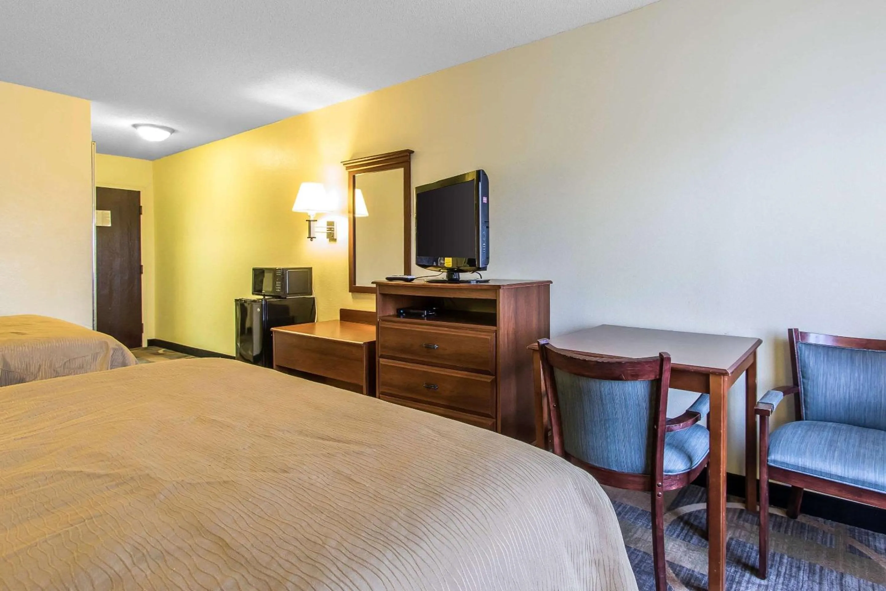 Photo of the whole room, Bed in Quality Inn & Suites Memphis East
