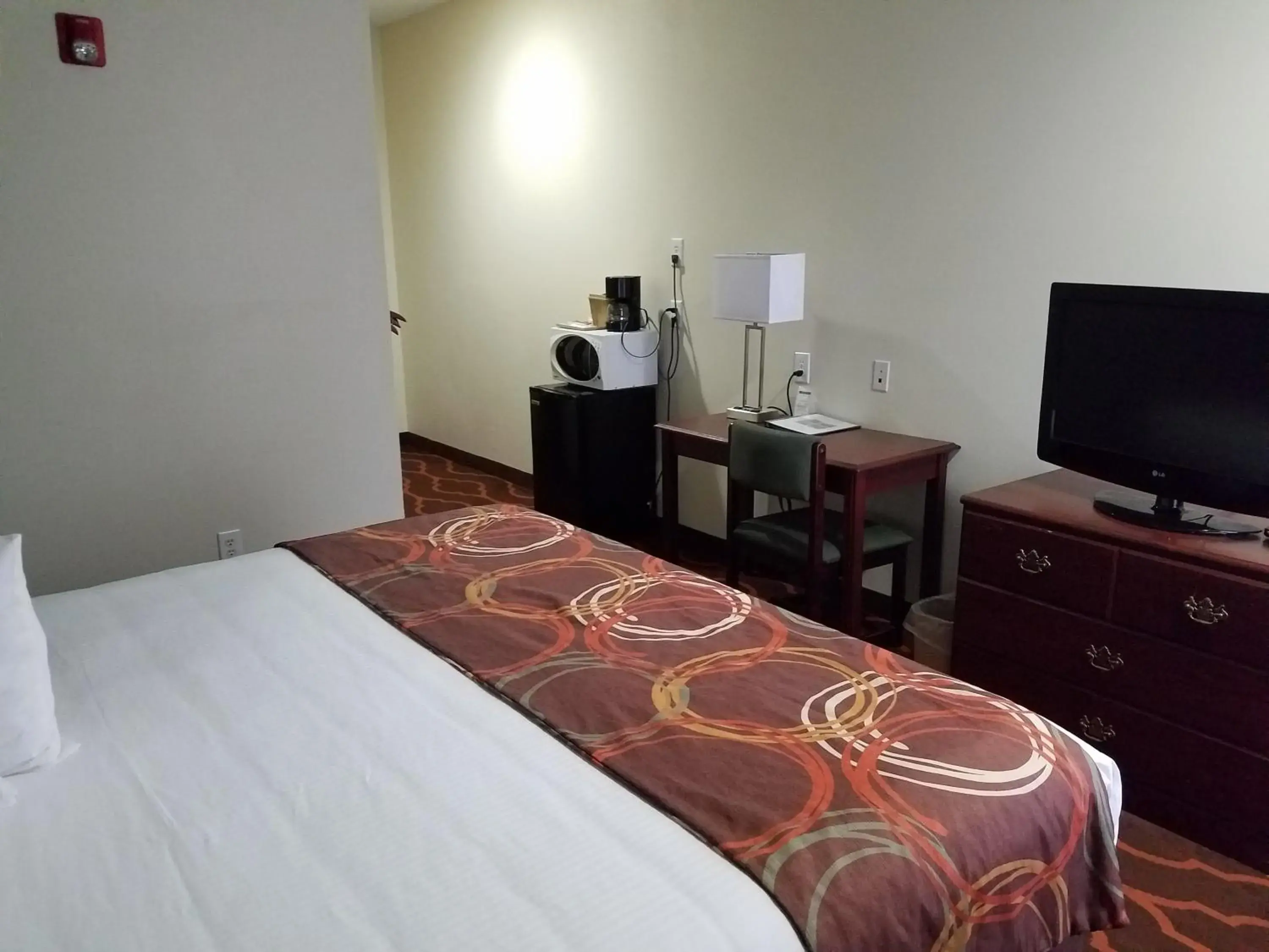 Deluxe King Room - Mobility Access/Non-Smoking in Baymont by Wyndham Grovetown Augusta Deluxe King Room - Mobility Access/Non-Smoking in Baymont by Wyndham Grovetown Augusta