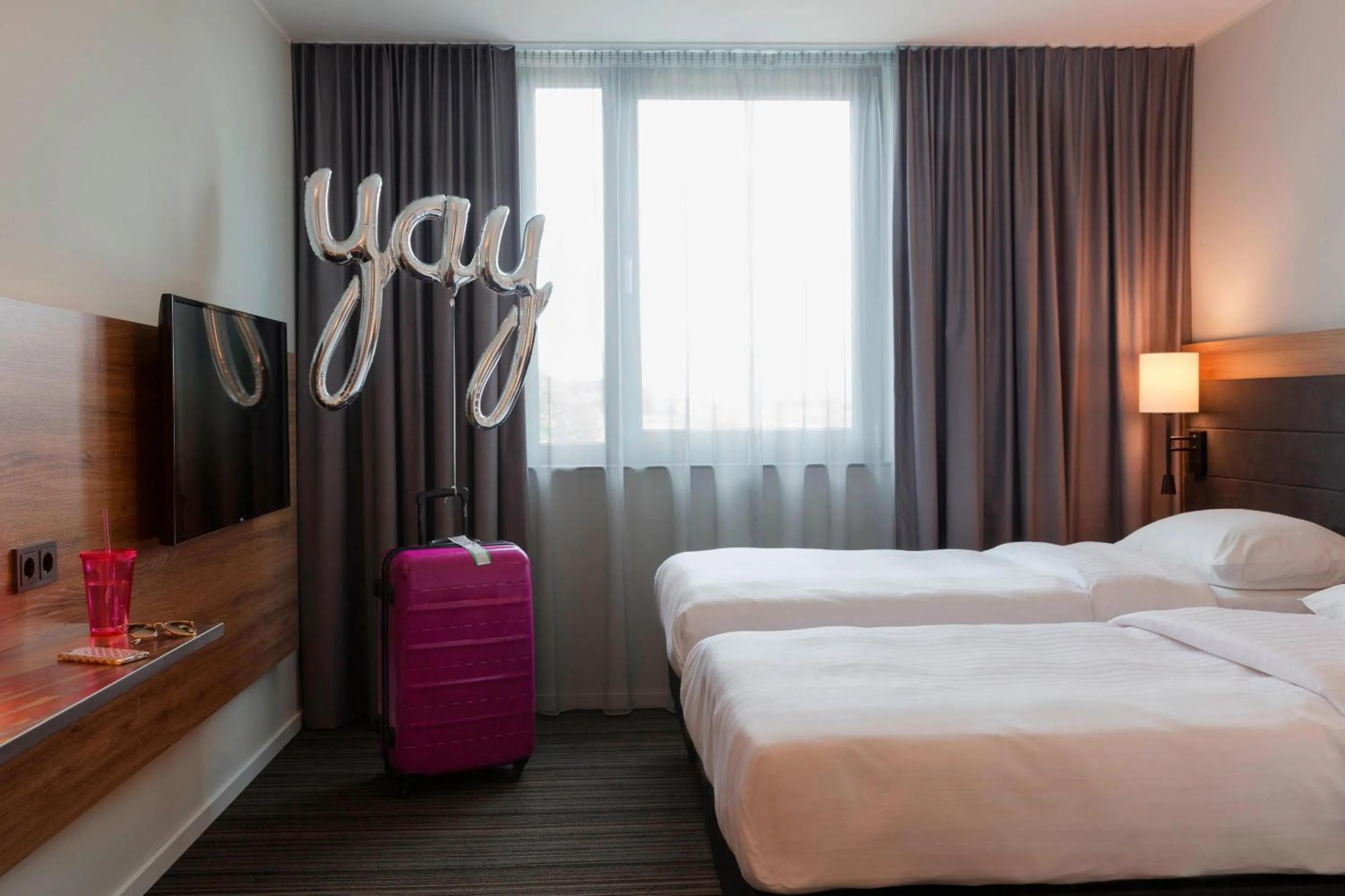 Photo of the whole room, Bed in Moxy Stuttgart Airport/Messe