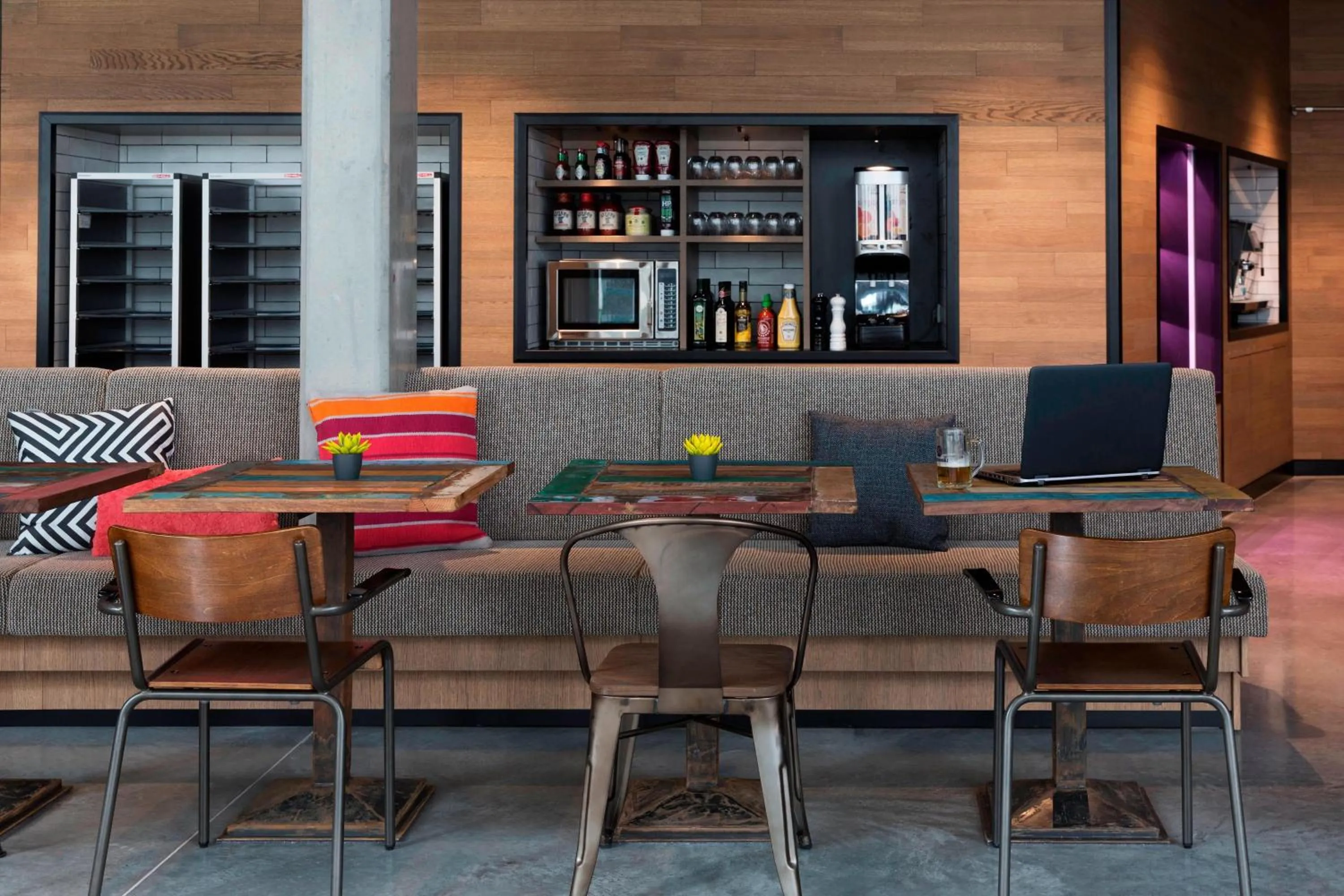 Restaurant/places to eat in Moxy Stuttgart Airport/Messe