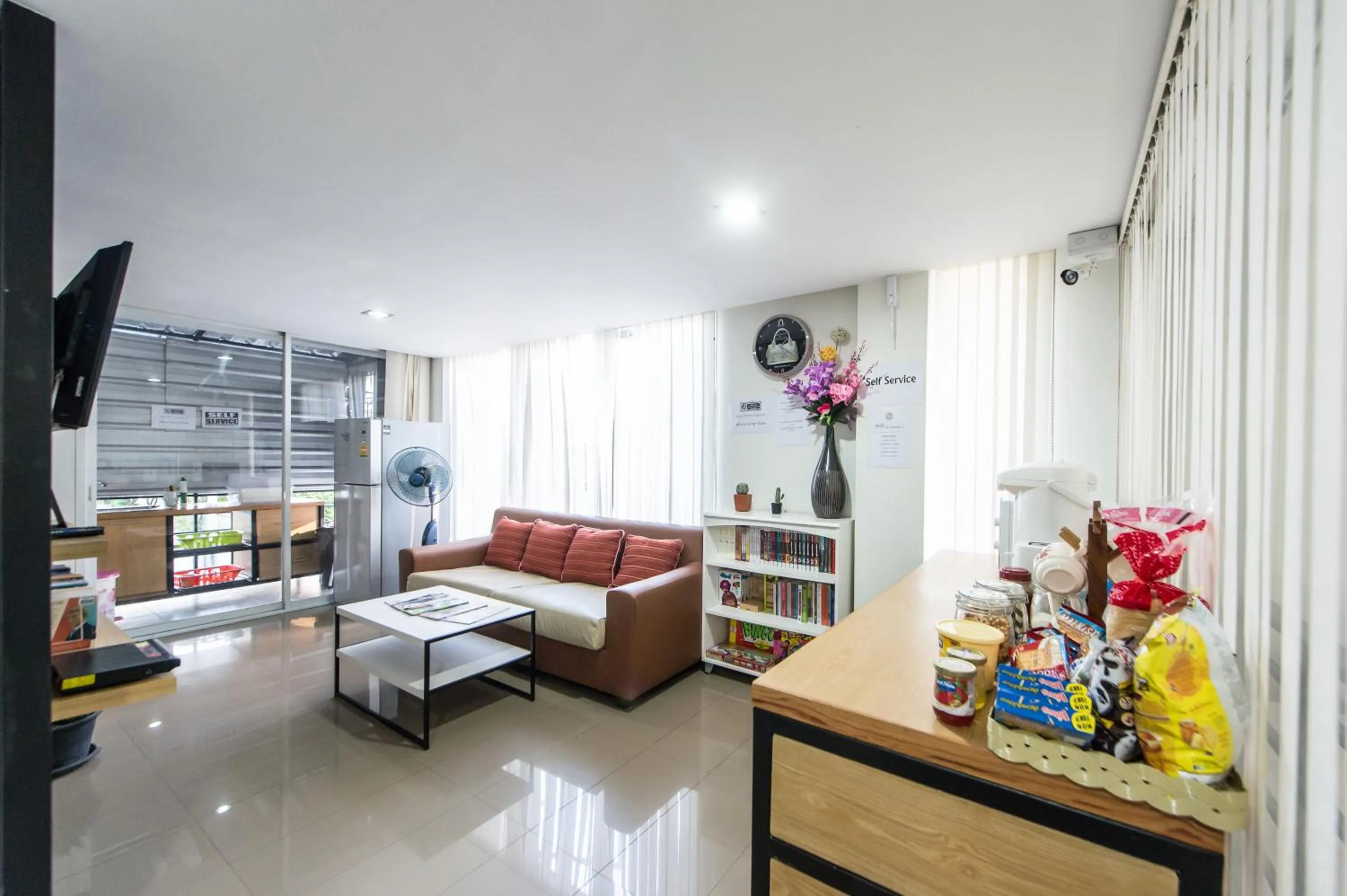 Communal lounge/ TV room in Full stop. Hostel Chiang Mai