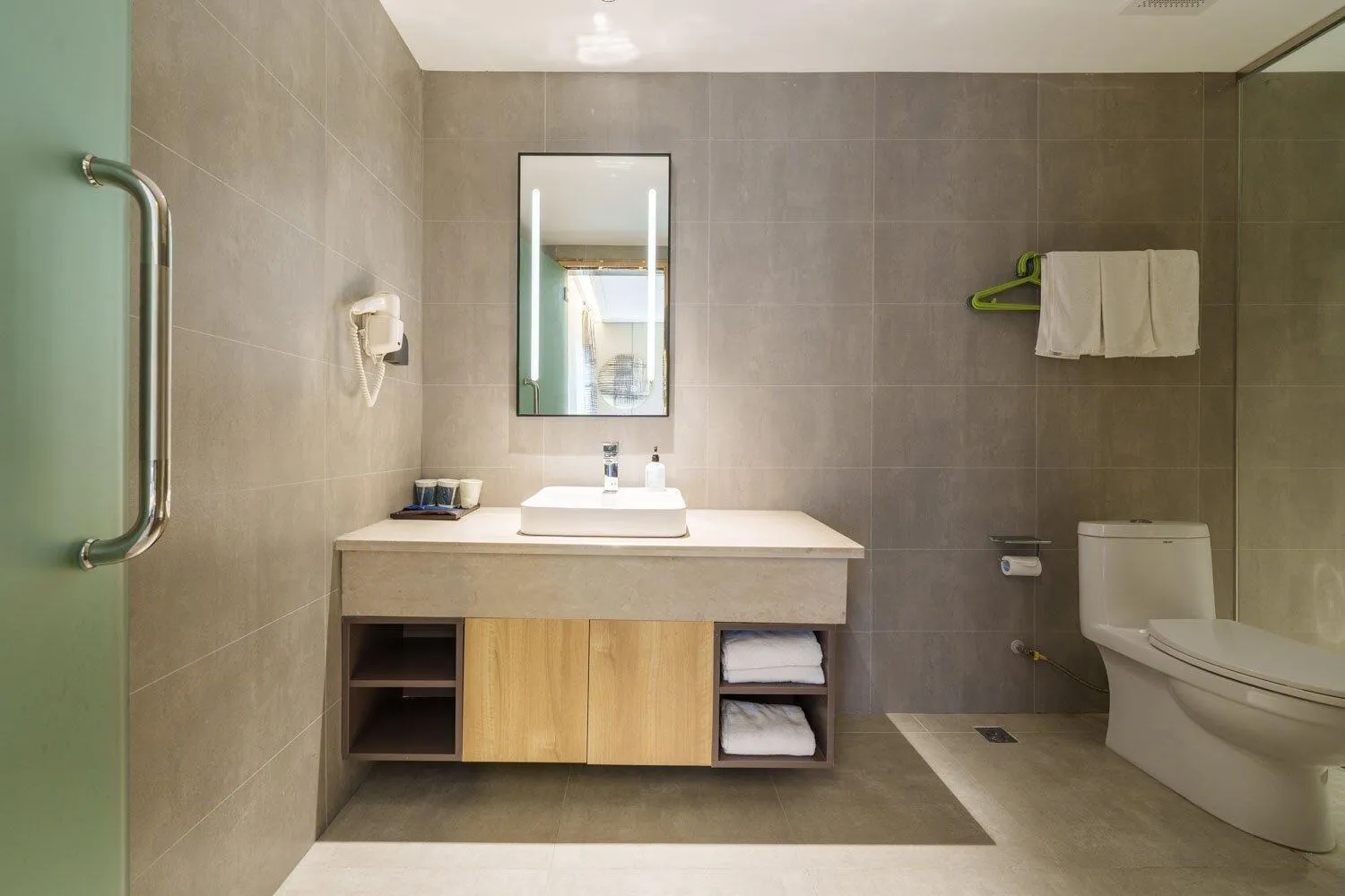 Toilet in Home Inn Zhangjiajie Tianmen Mountain Branch