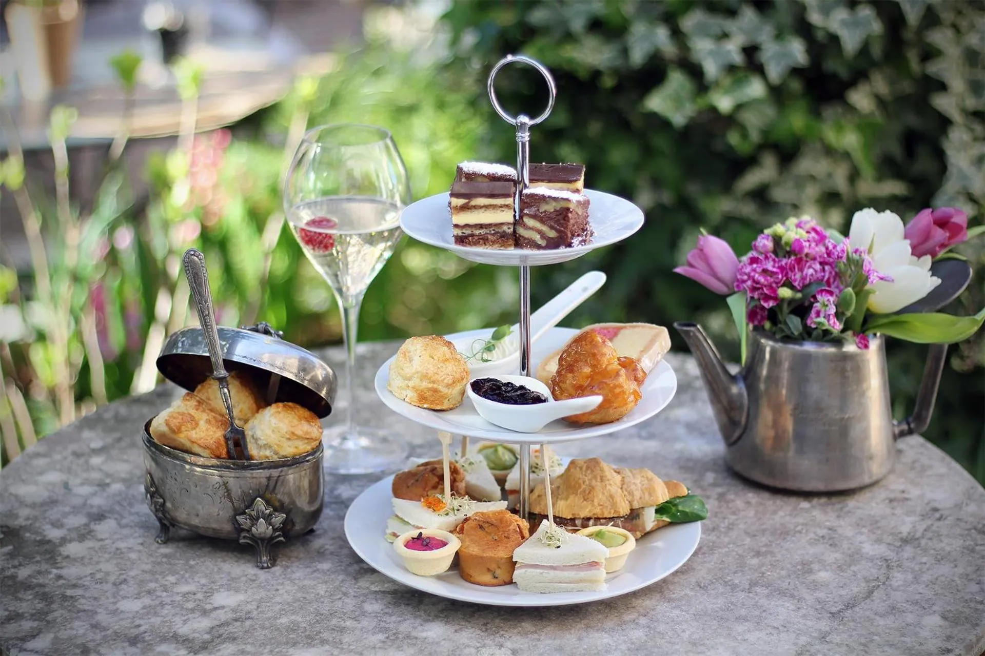 Restaurant/places to eat in Almayer Art & Heritage Adults Only Hotel and Dépendance rooms