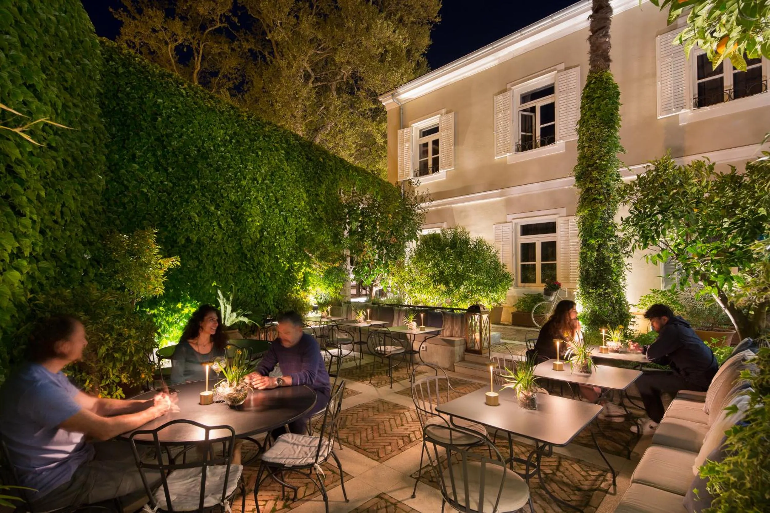 Restaurant/places to eat in Almayer Art & Heritage Adults Only Hotel and Dépendance rooms