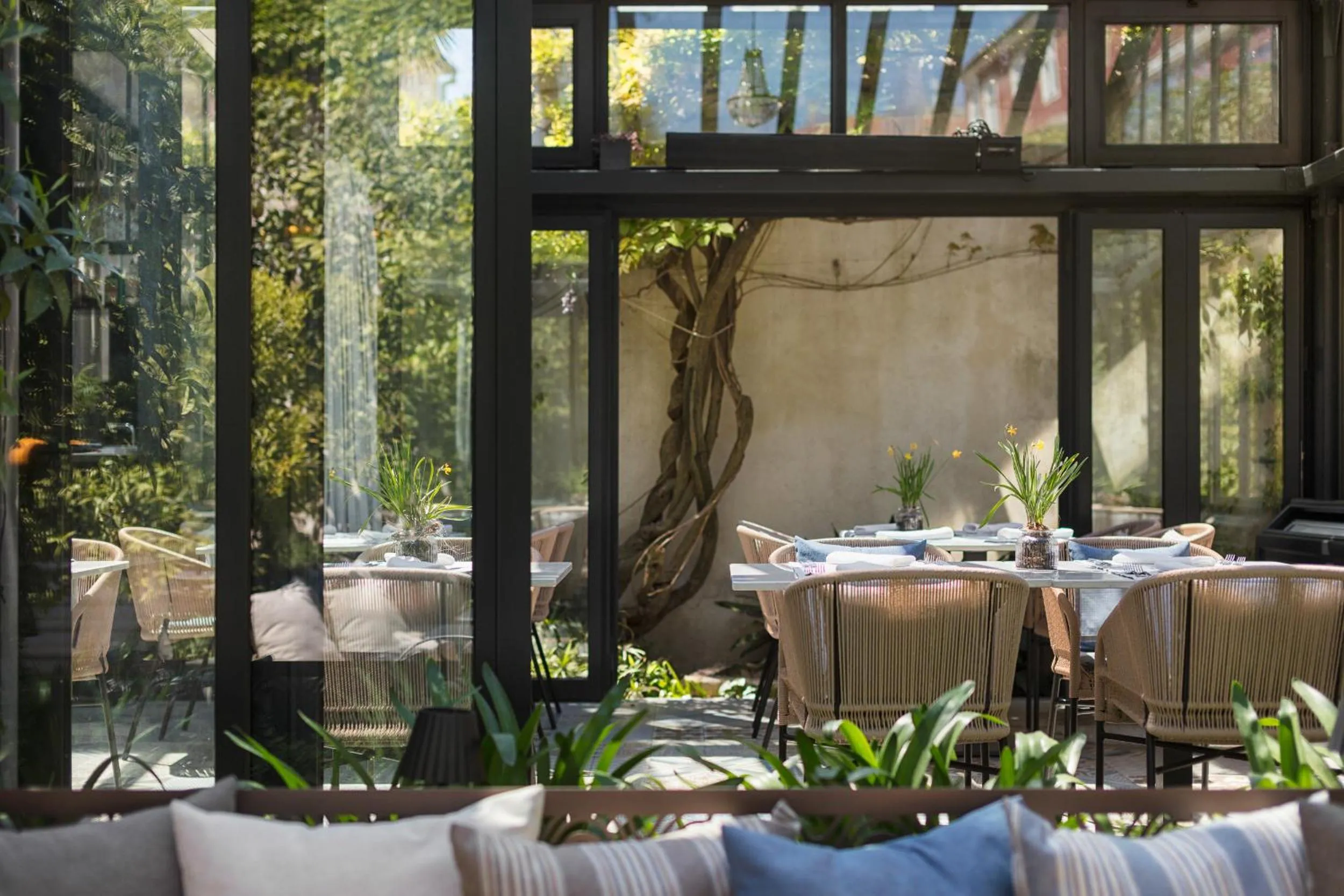 Restaurant/places to eat in Almayer Art & Heritage Adults Only Hotel and Dépendance rooms