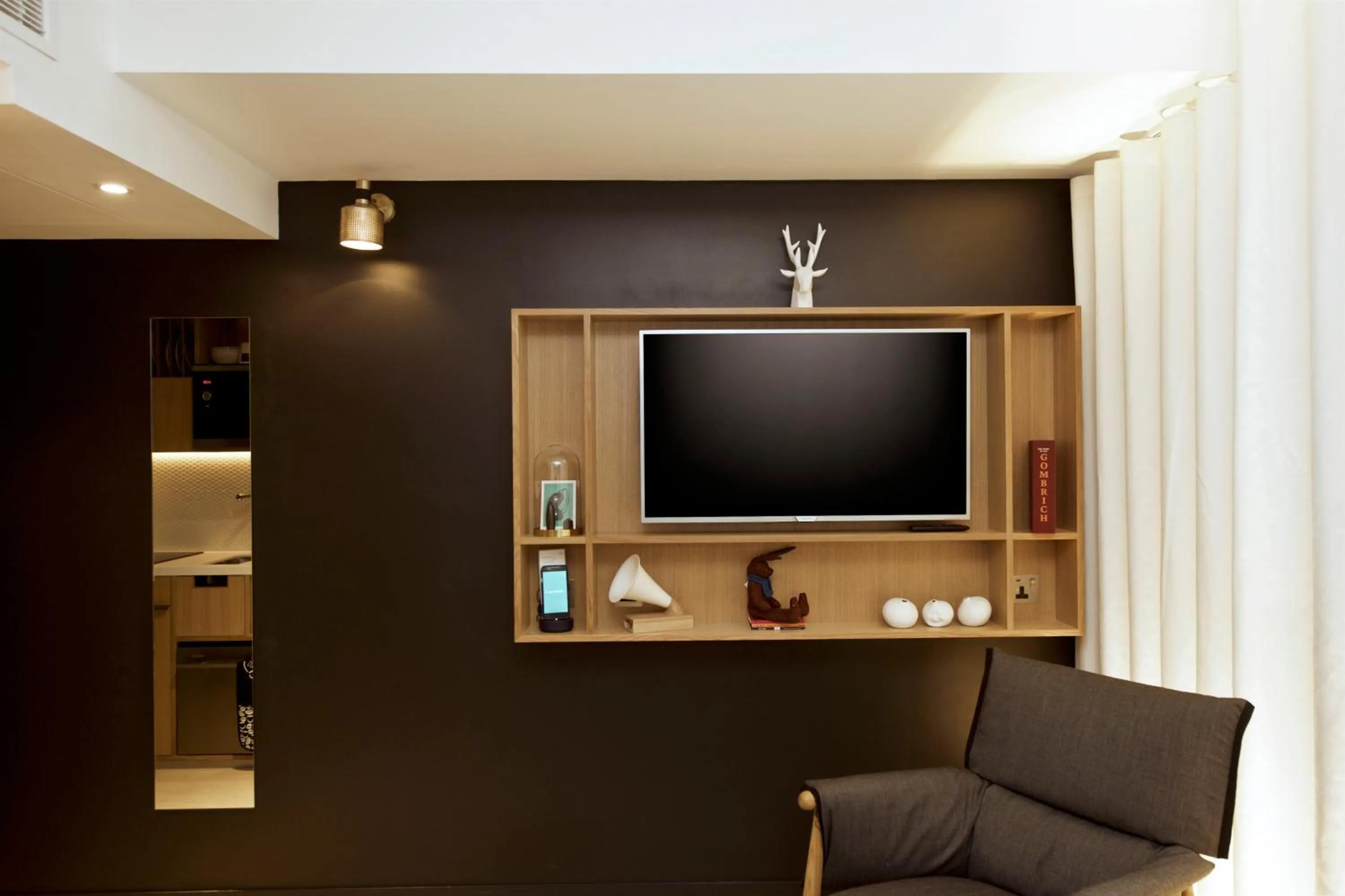 TV and multimedia in Wilde Aparthotels London Covent Garden