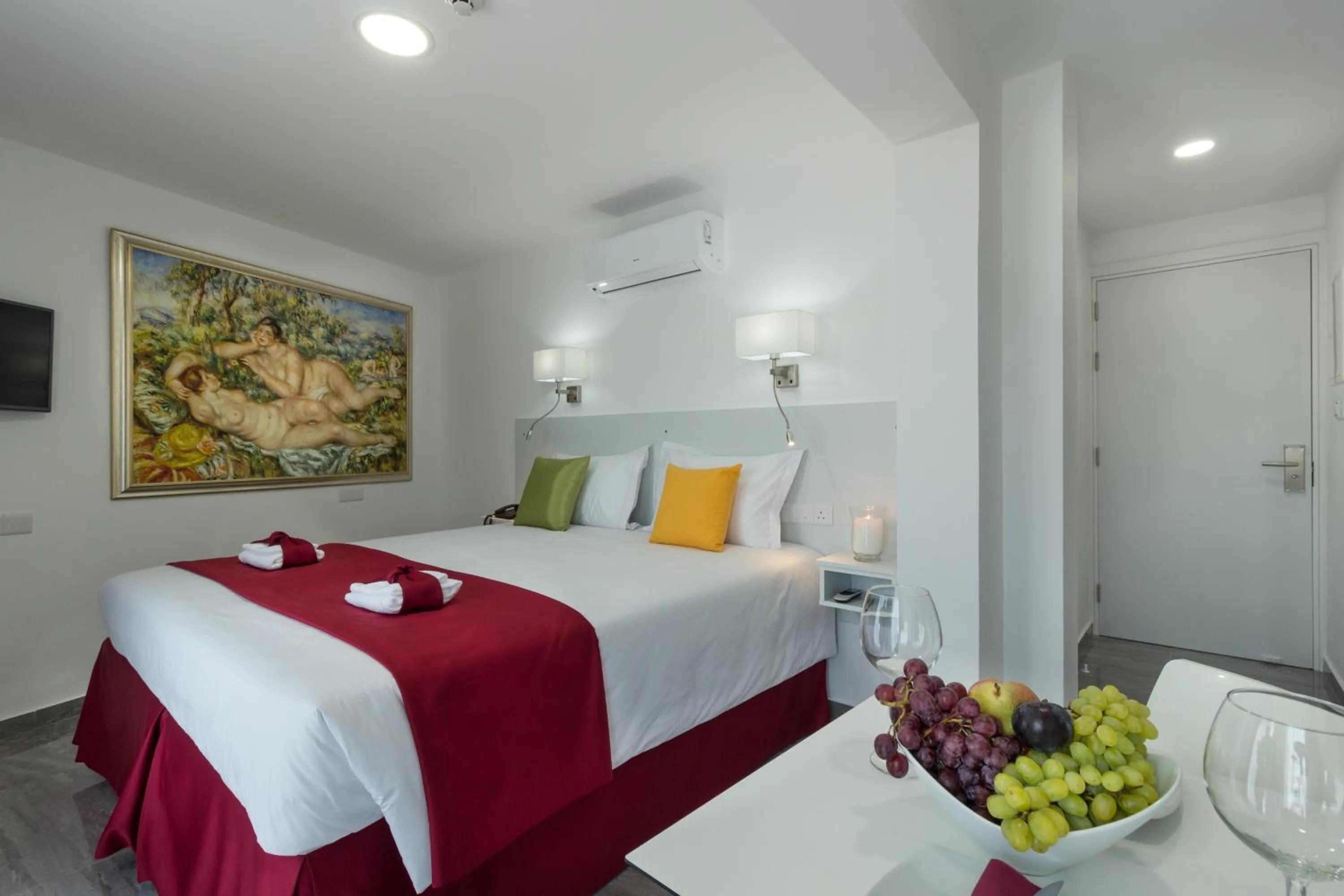 Photo of the whole room, Bed in Art & Wine Boutique Hotel