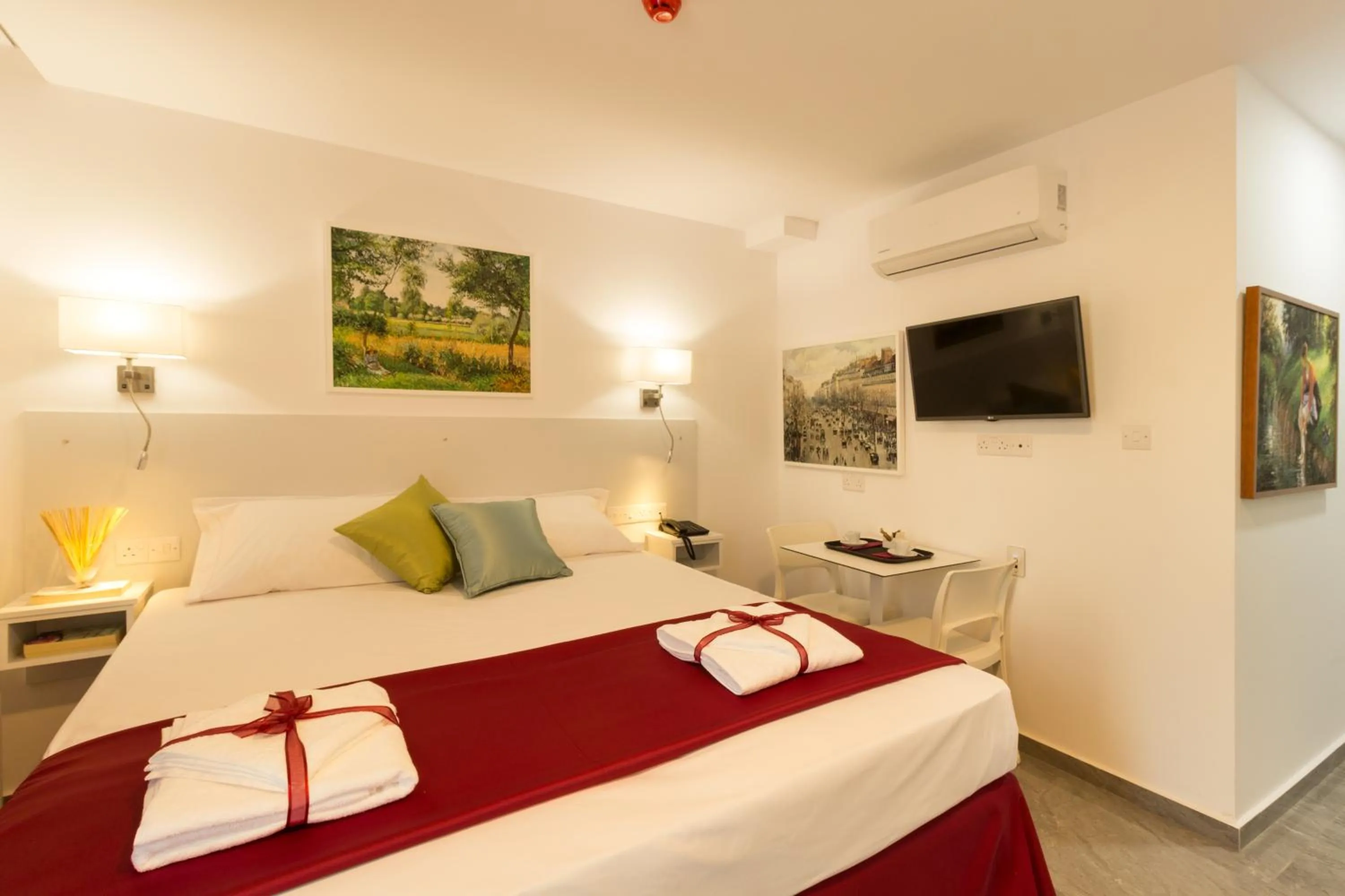 Photo of the whole room, Bed in Art & Wine Boutique Hotel