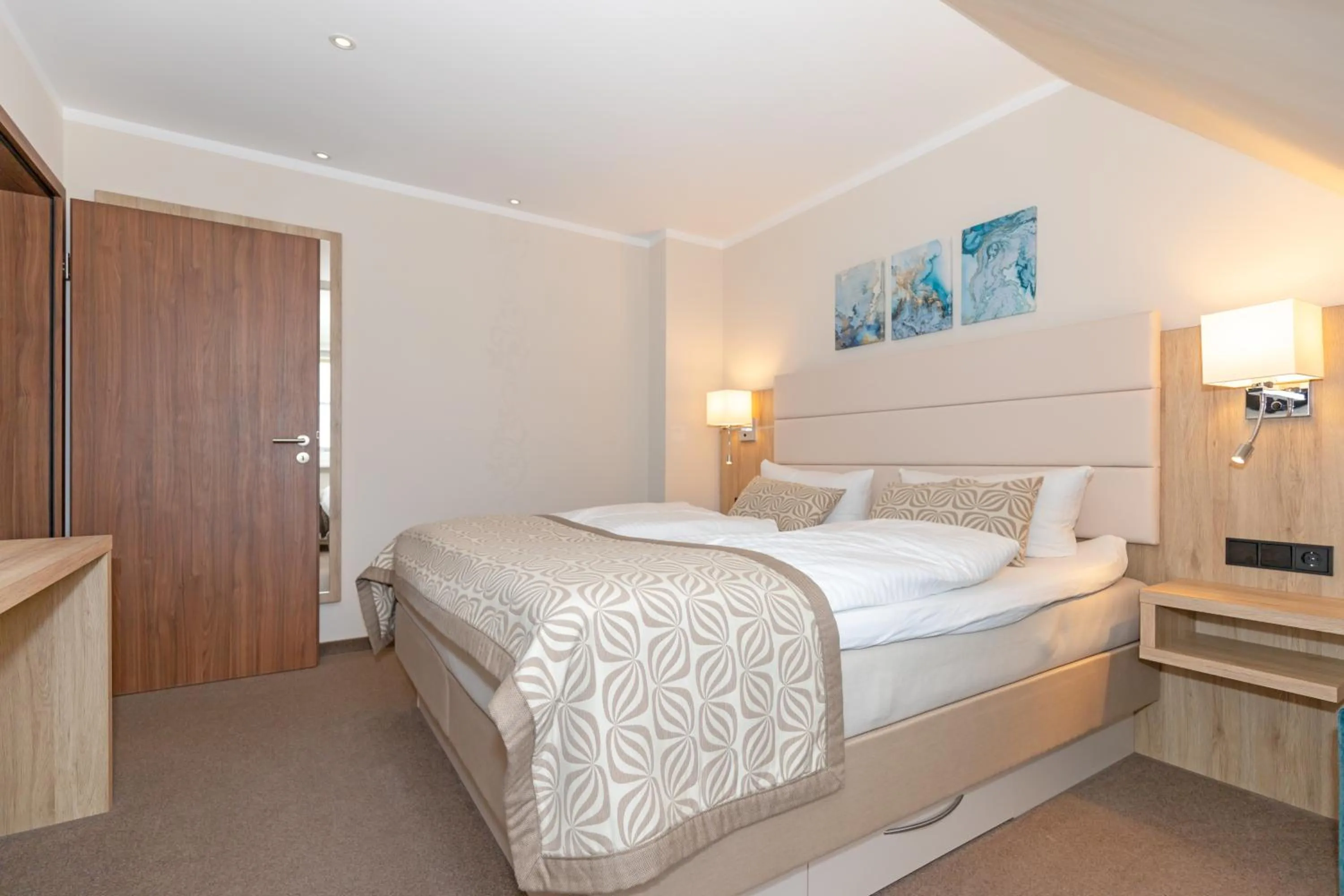 Photo of the whole room, Bed in HOTEL am STRAND