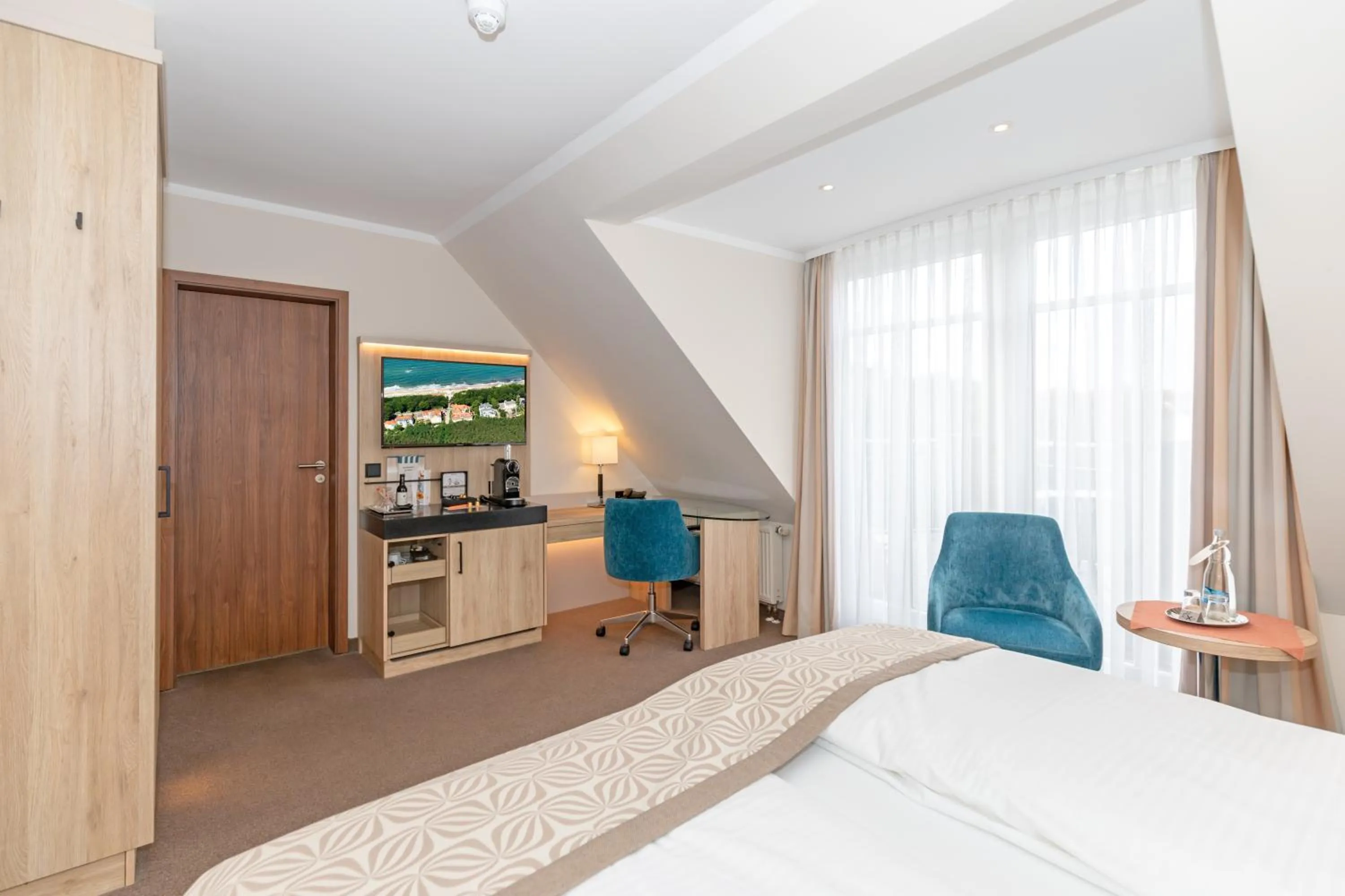 Photo of the whole room, Bed in HOTEL am STRAND