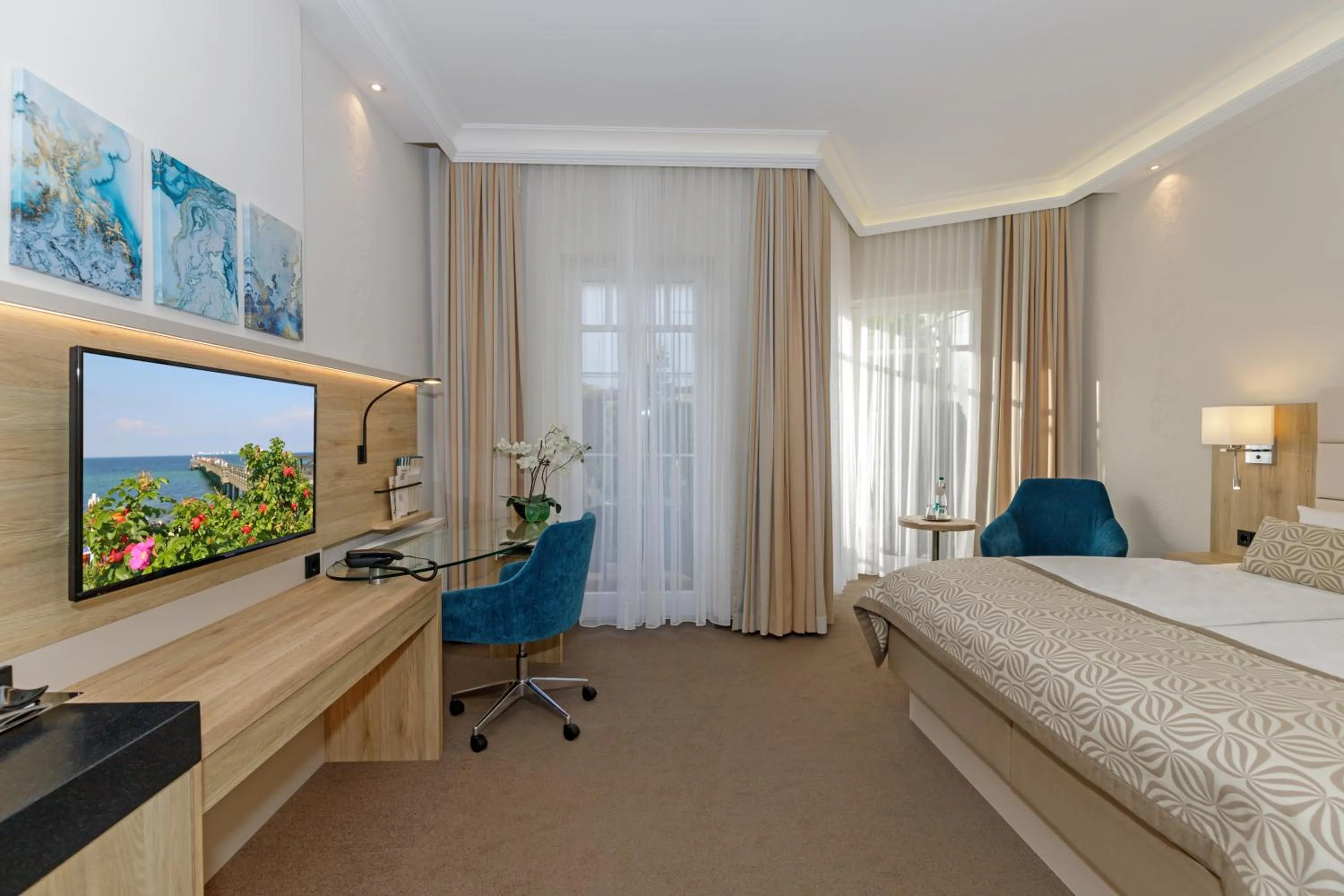 Photo of the whole room, Bed in HOTEL am STRAND