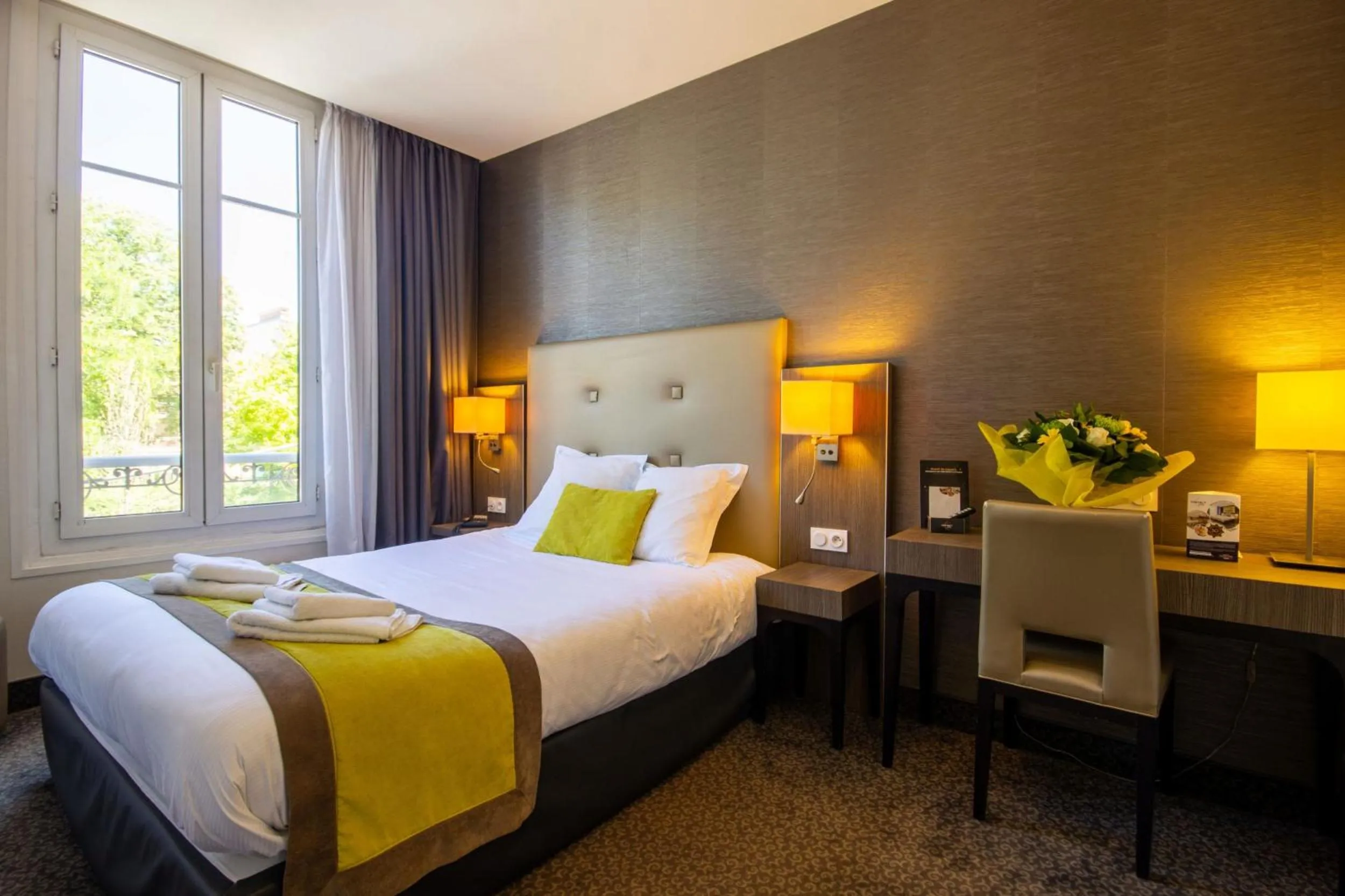 Bed in Hotel de la Gare Troyes Centre