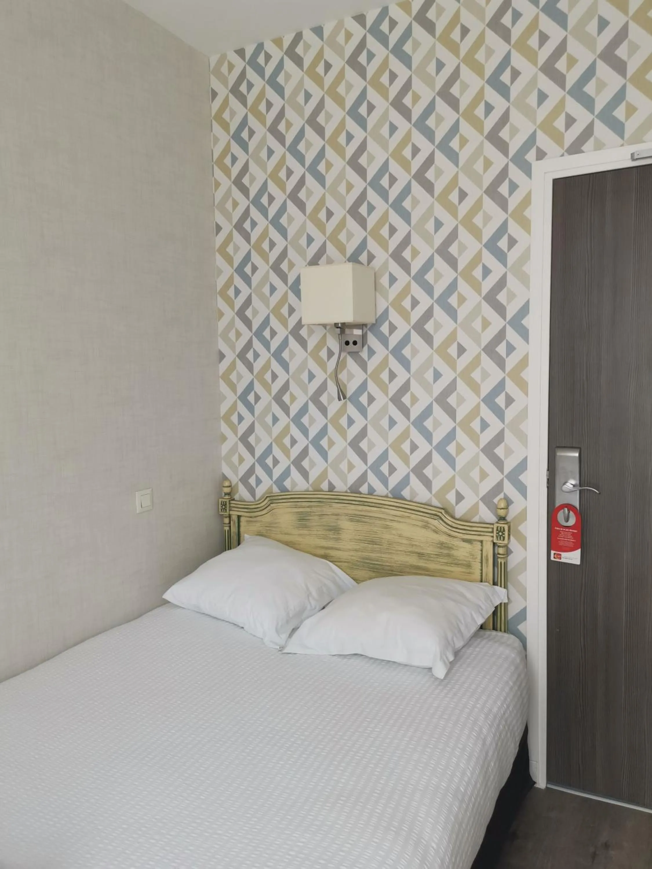 Bed in Hotel de la Gare Troyes Centre