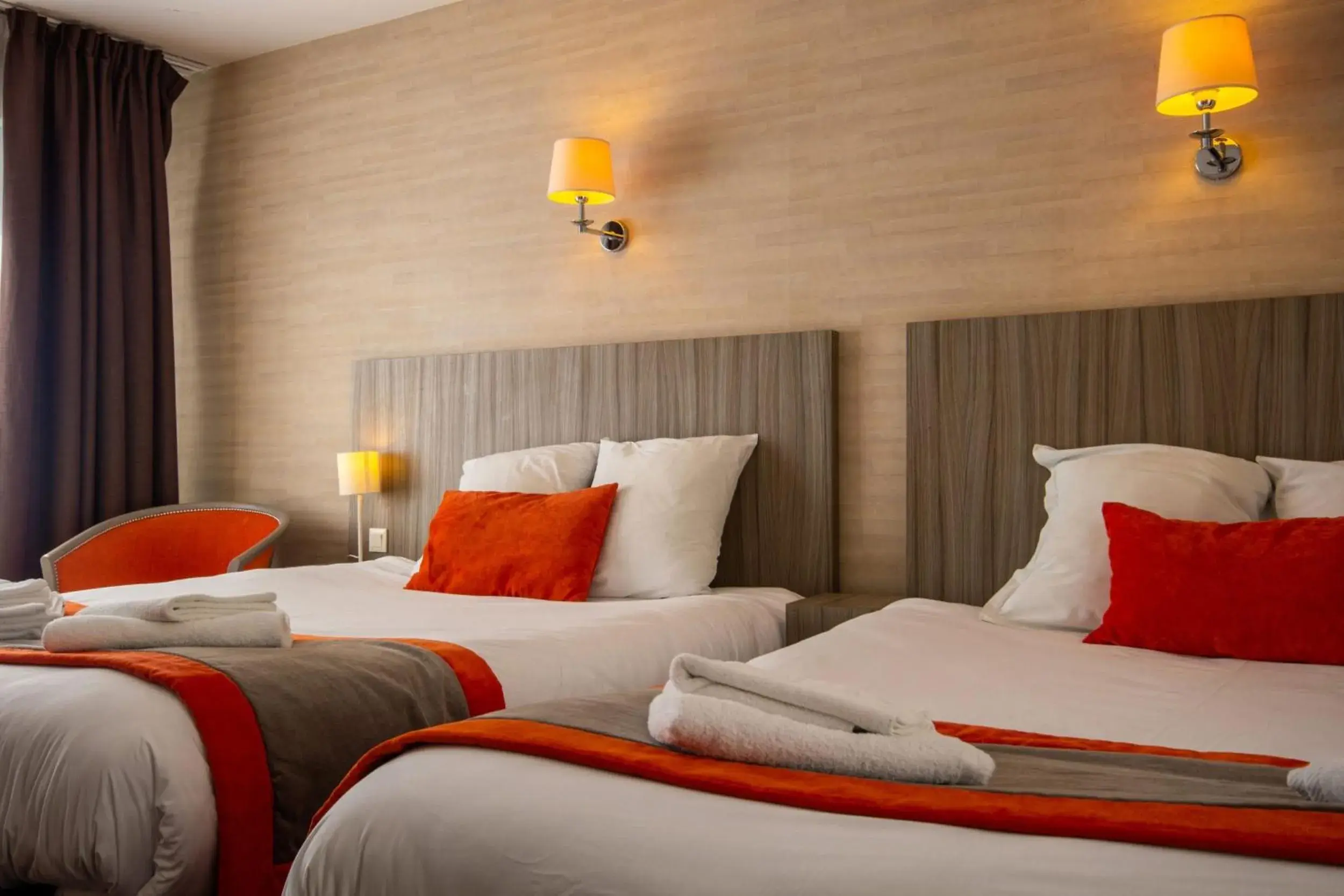 Family Room with Bath in Hotel de la Gare Troyes Centre Family Room with Bath in Hotel de la Gare Troyes Centre