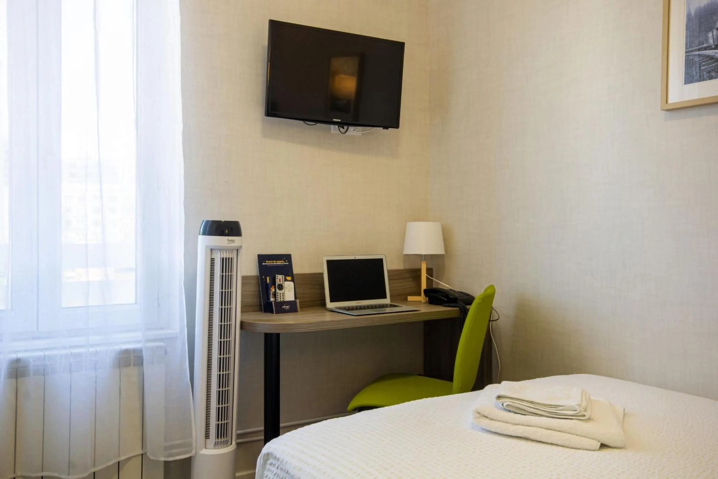 Bed in Hotel de la Gare Troyes Centre