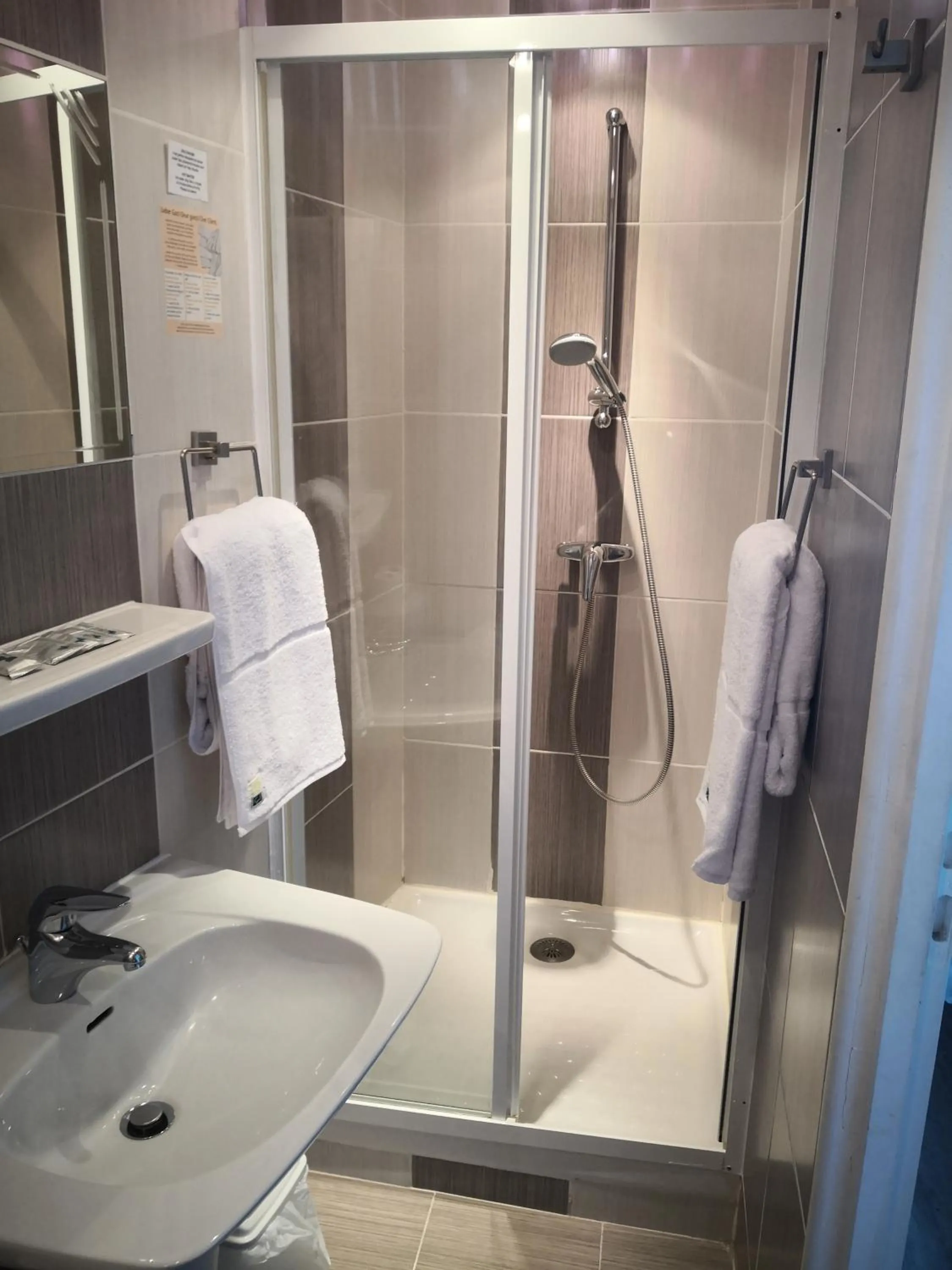 Shower in Grand Hôtel De La Poste
