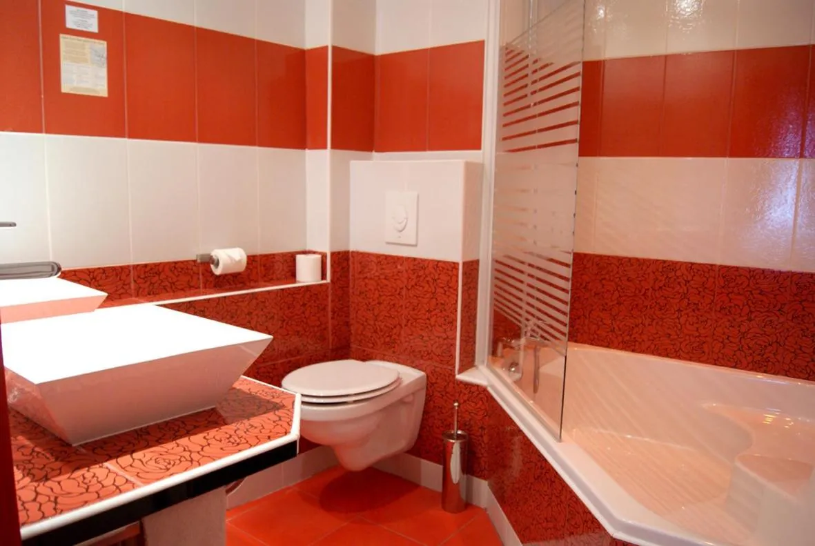 Bathroom, Bed in Grand Hôtel De La Poste