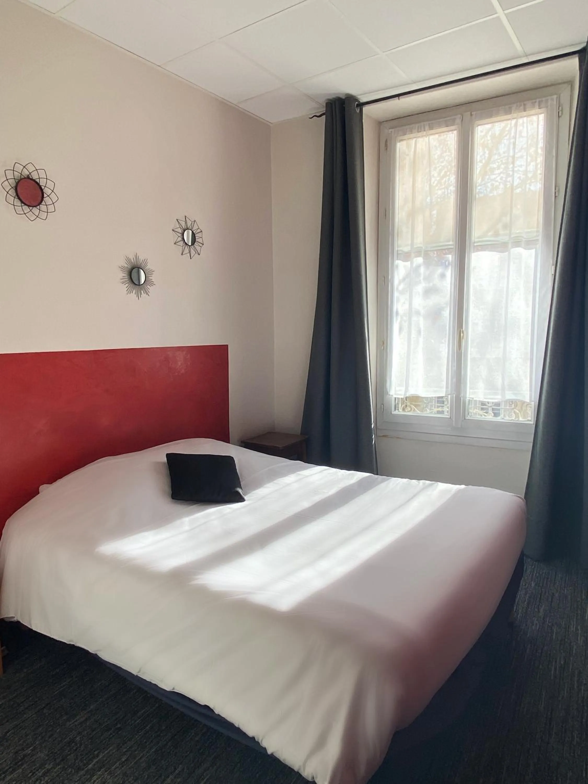 Bedroom, Bed in Grand Hôtel De La Poste