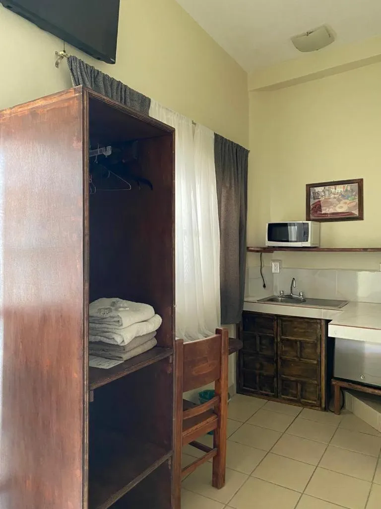 kitchen, Bed in Hotel Doña Chela En Calvillo
