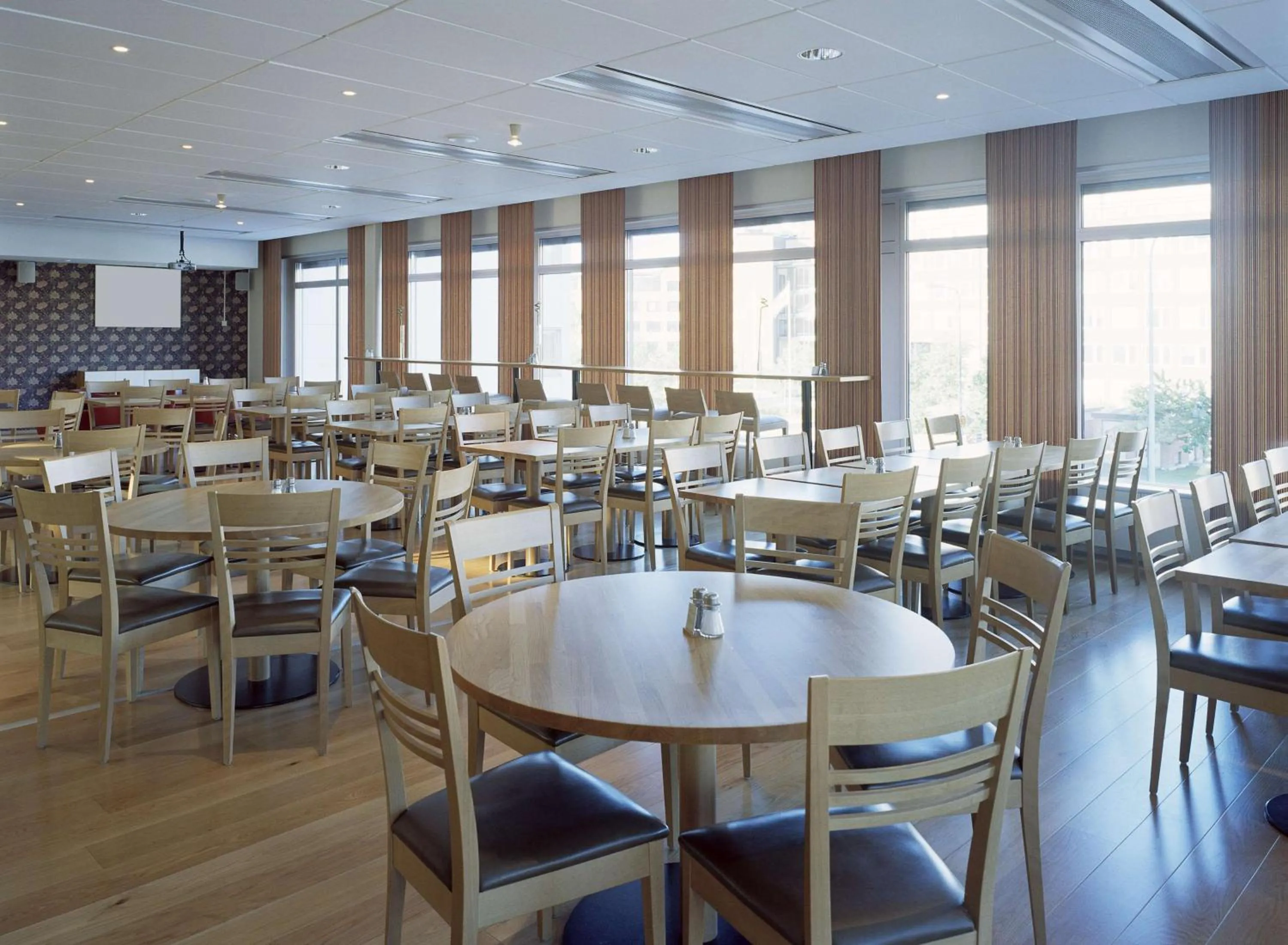 Restaurant/places to eat in Scandic Järva Krog