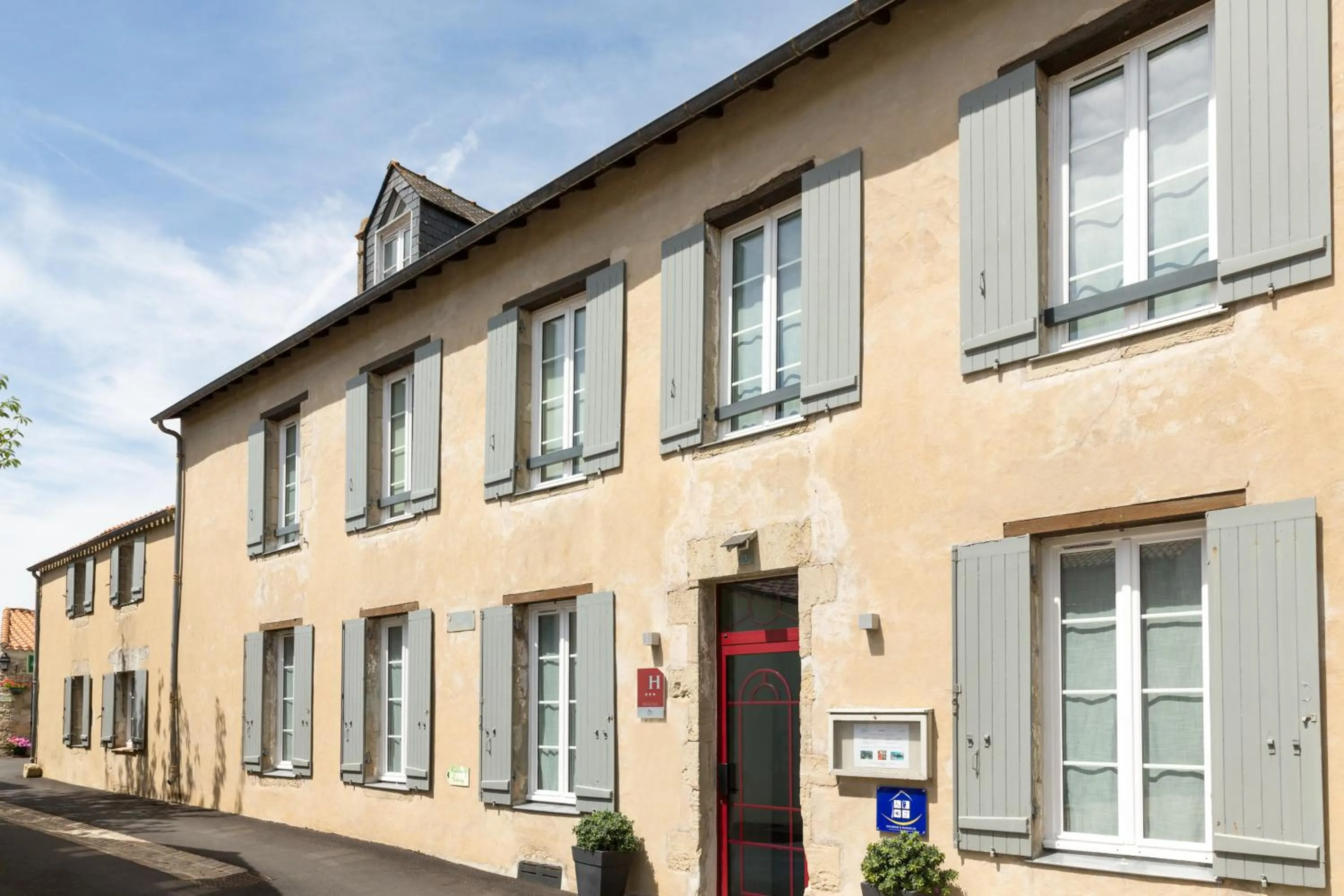 Facade/entrance in Domaine Le Martinet, The Originals Relais