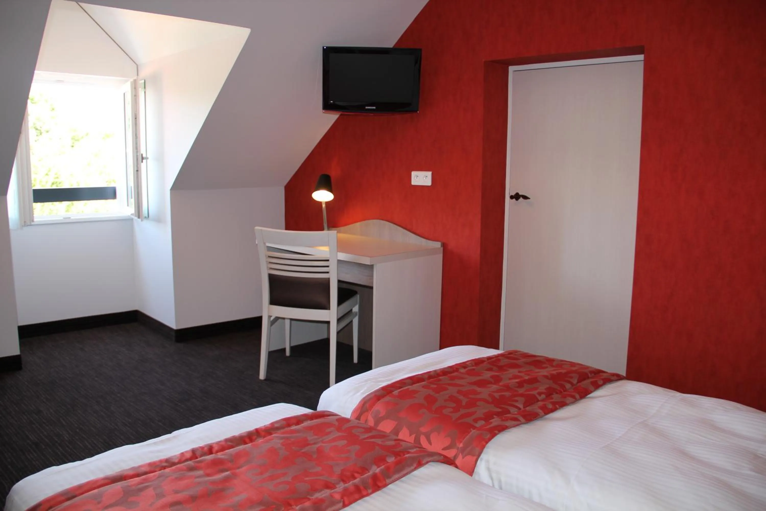 Garden view, Bed in Domaine Le Martinet, The Originals Relais