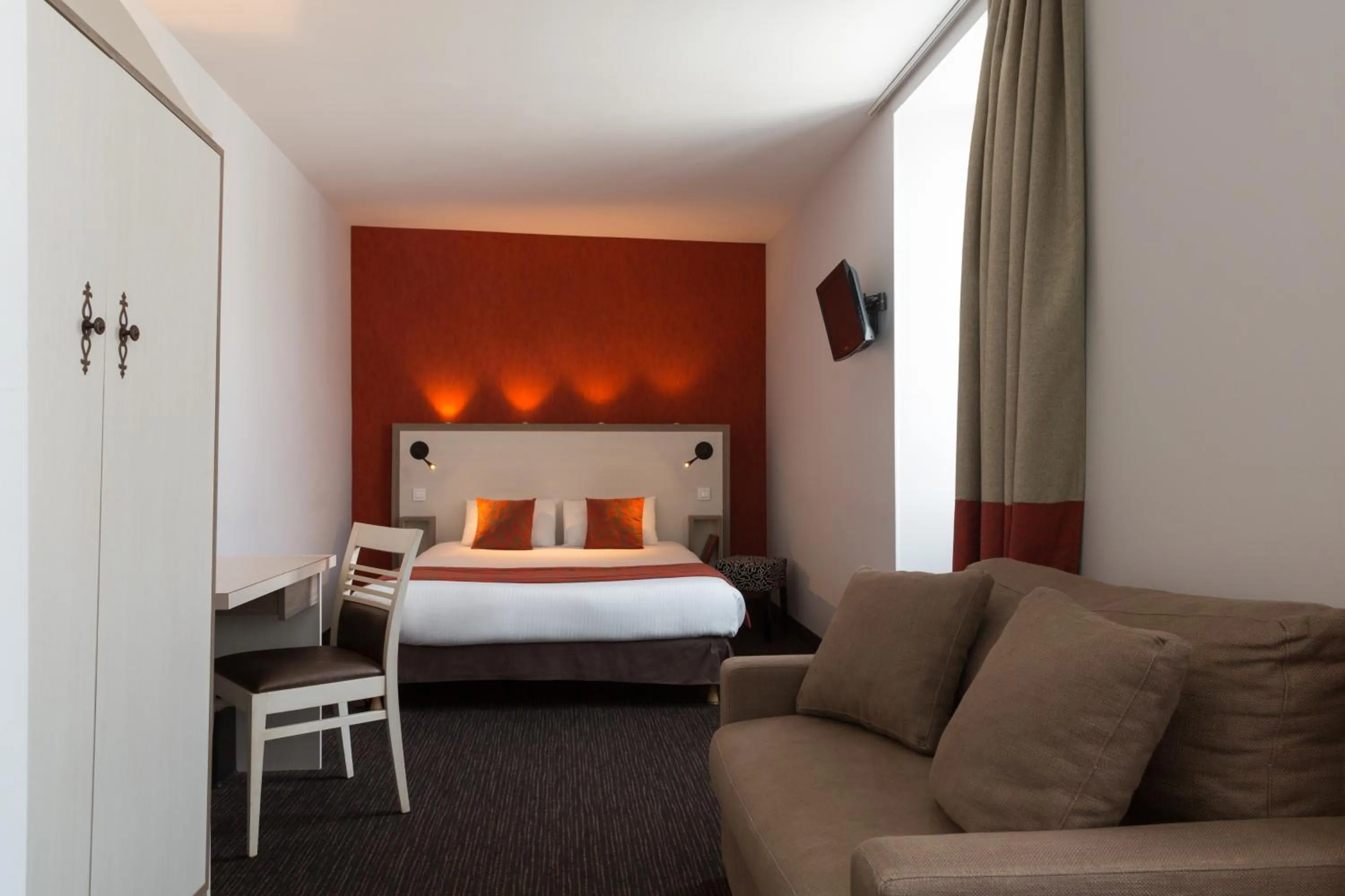 Shower, Bed in Domaine Le Martinet, The Originals Relais