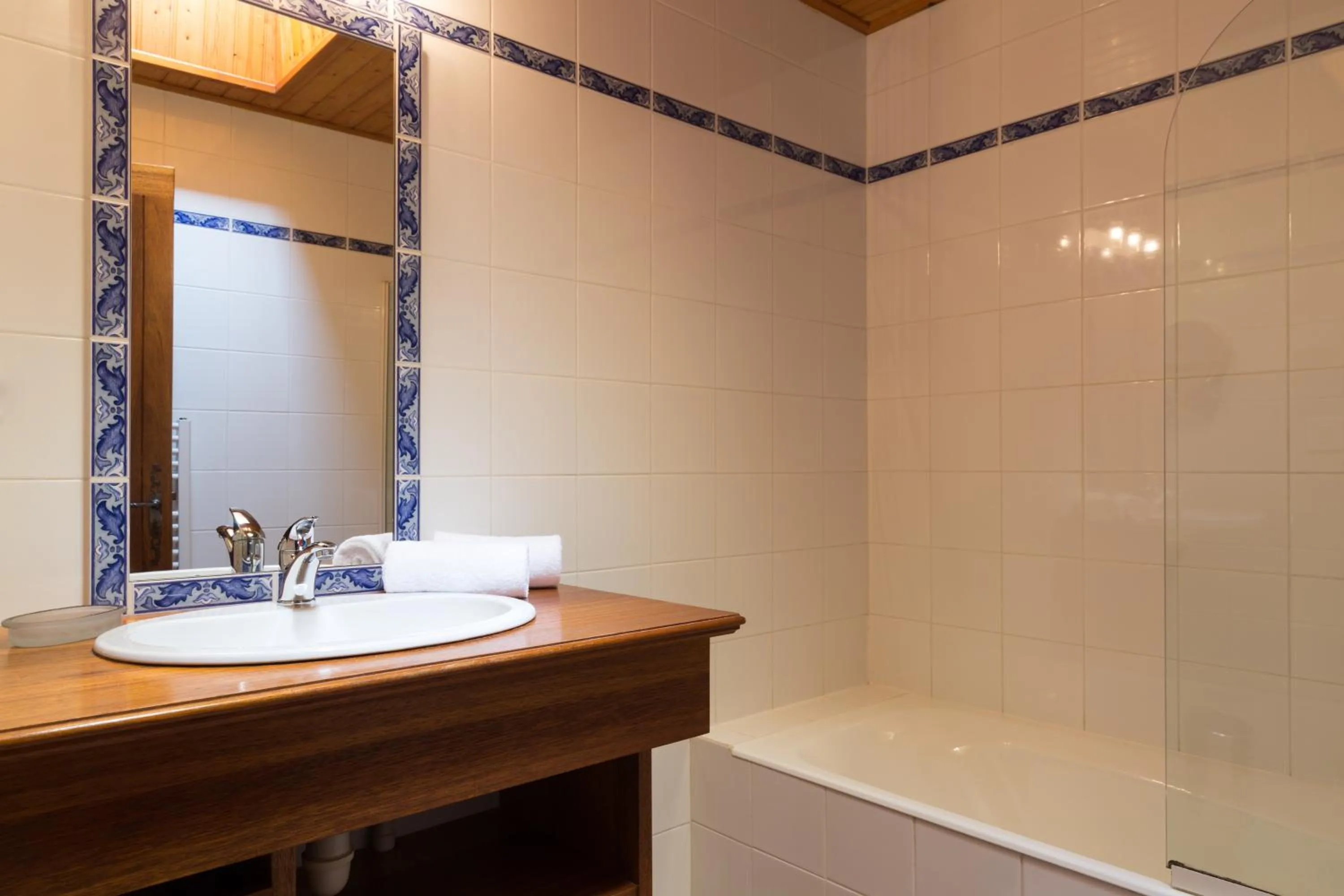 Bathroom in Domaine Le Martinet, The Originals Relais