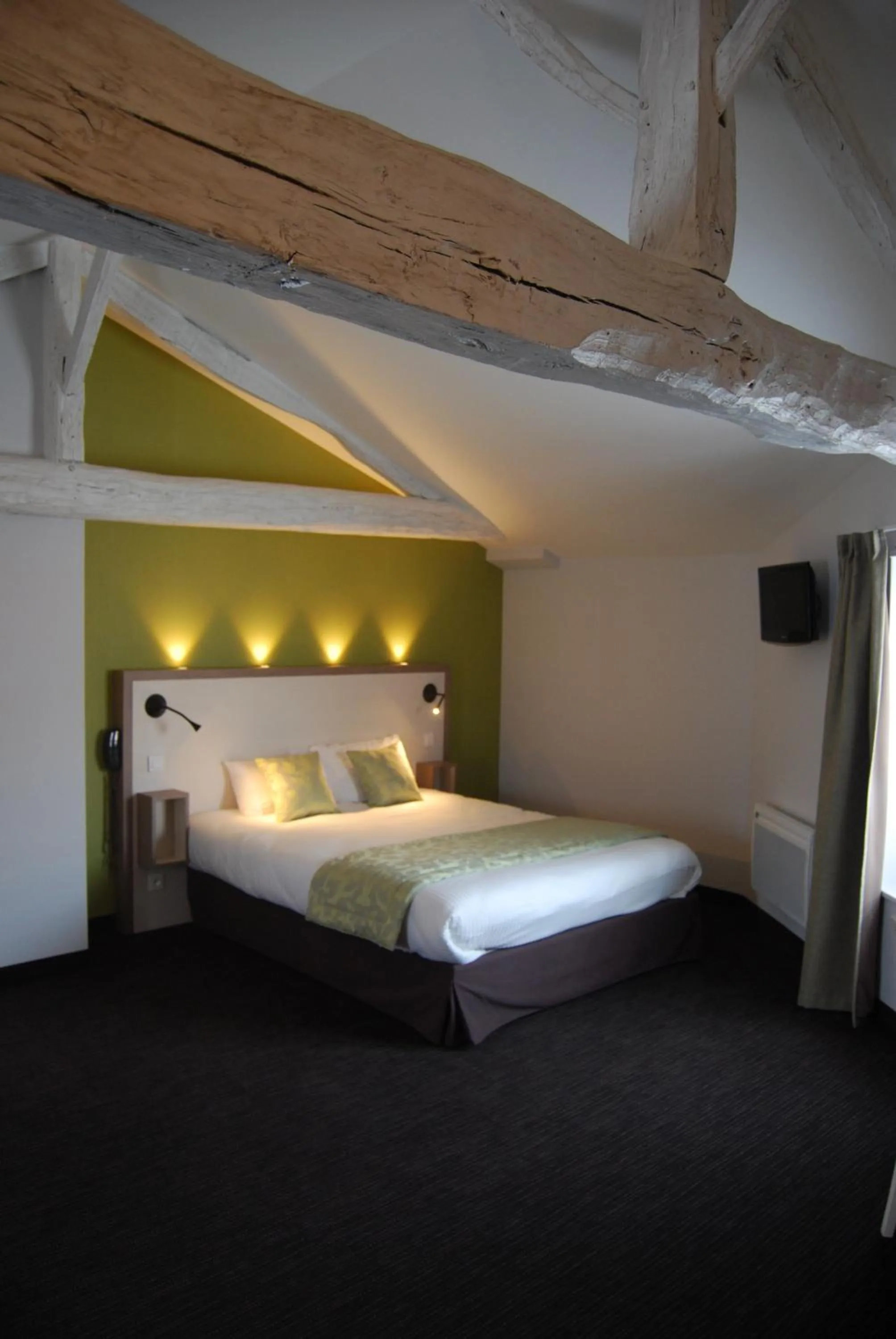 Bed in Domaine Le Martinet, The Originals Relais