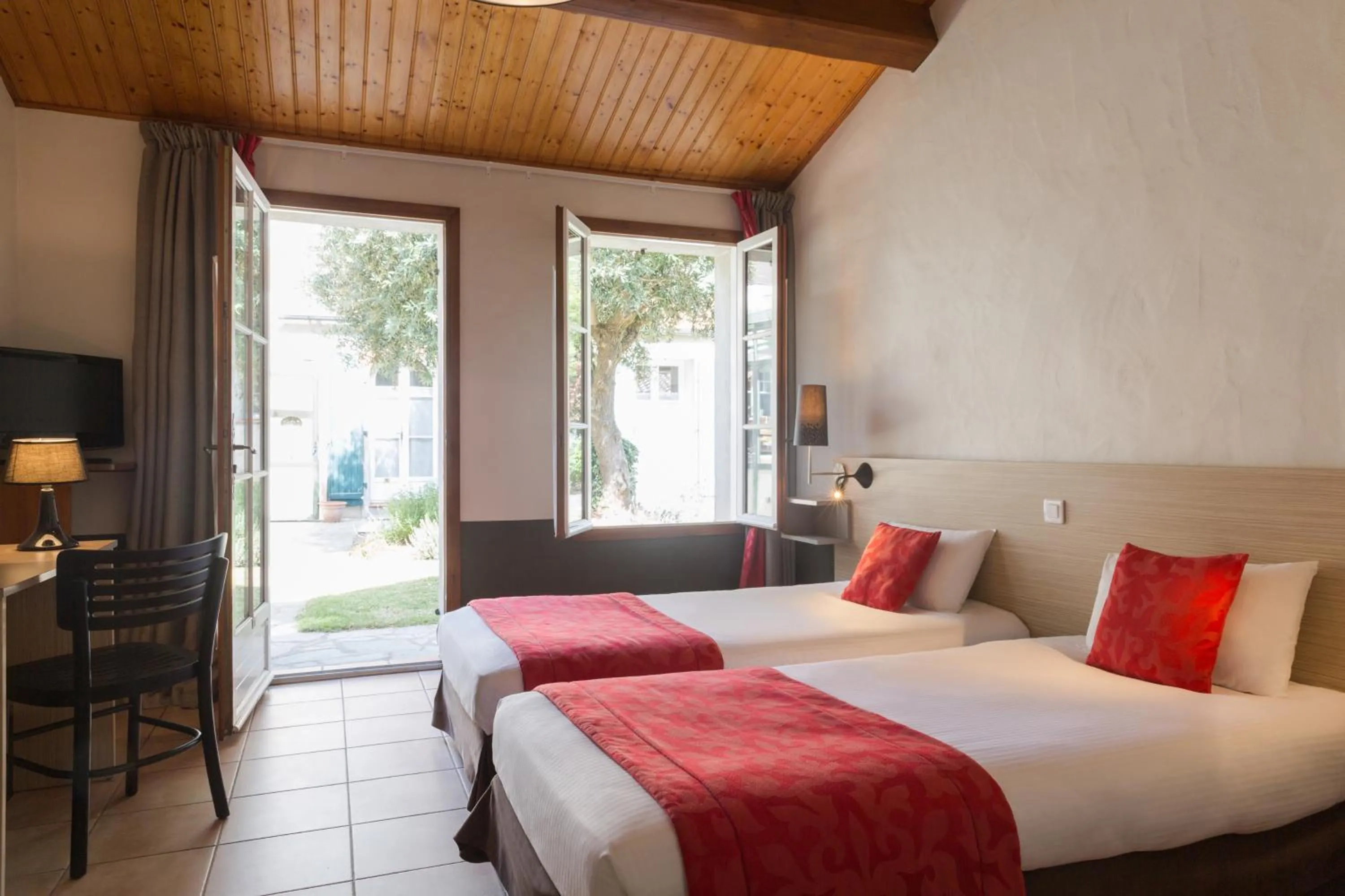 Toilet, Bed in Domaine Le Martinet, The Originals Relais