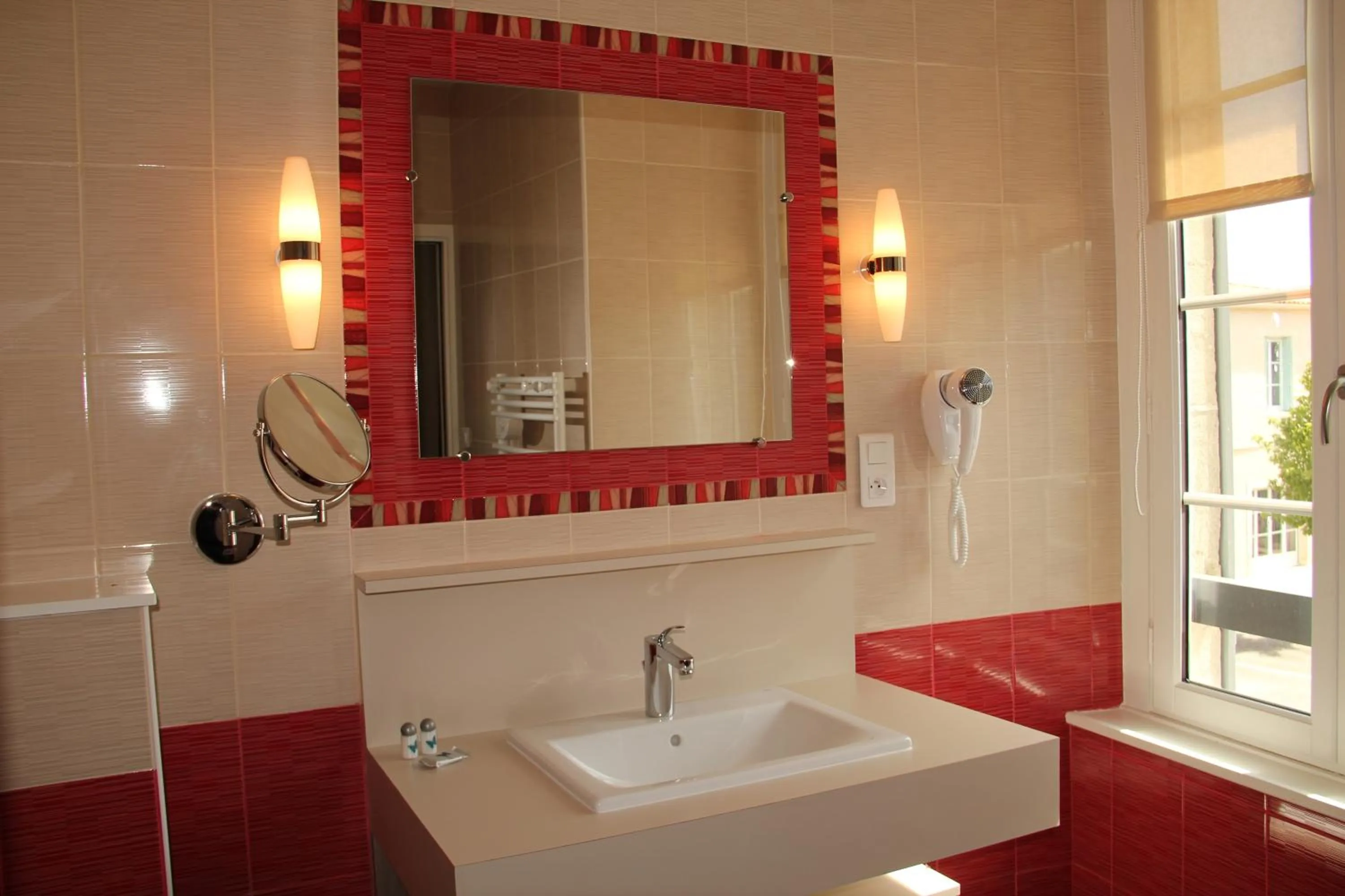 Bathroom in Domaine Le Martinet, The Originals Relais