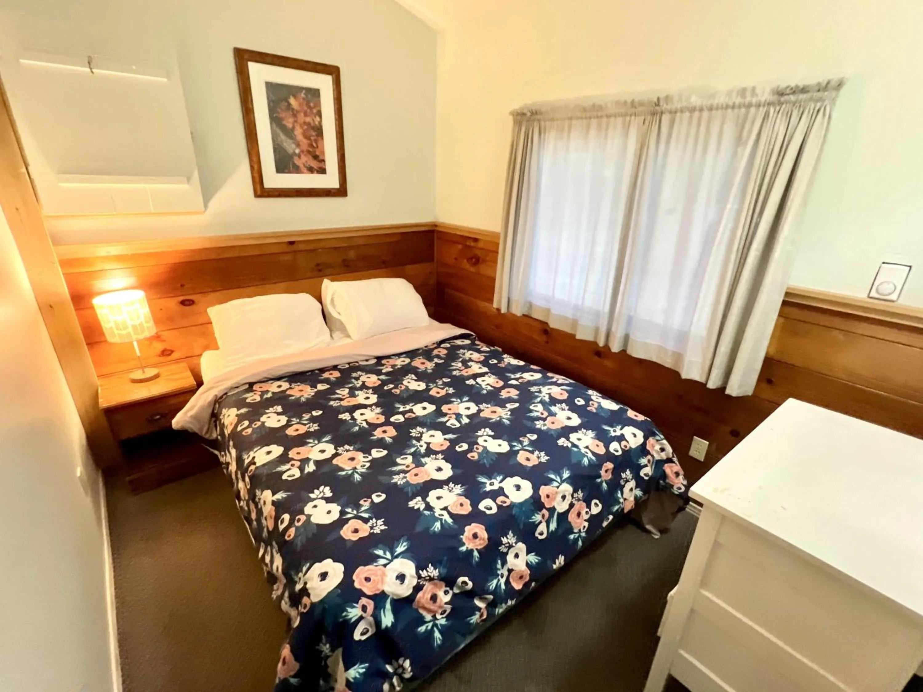 Bed in High Falls Bay Cottages, Camping & Waterpark