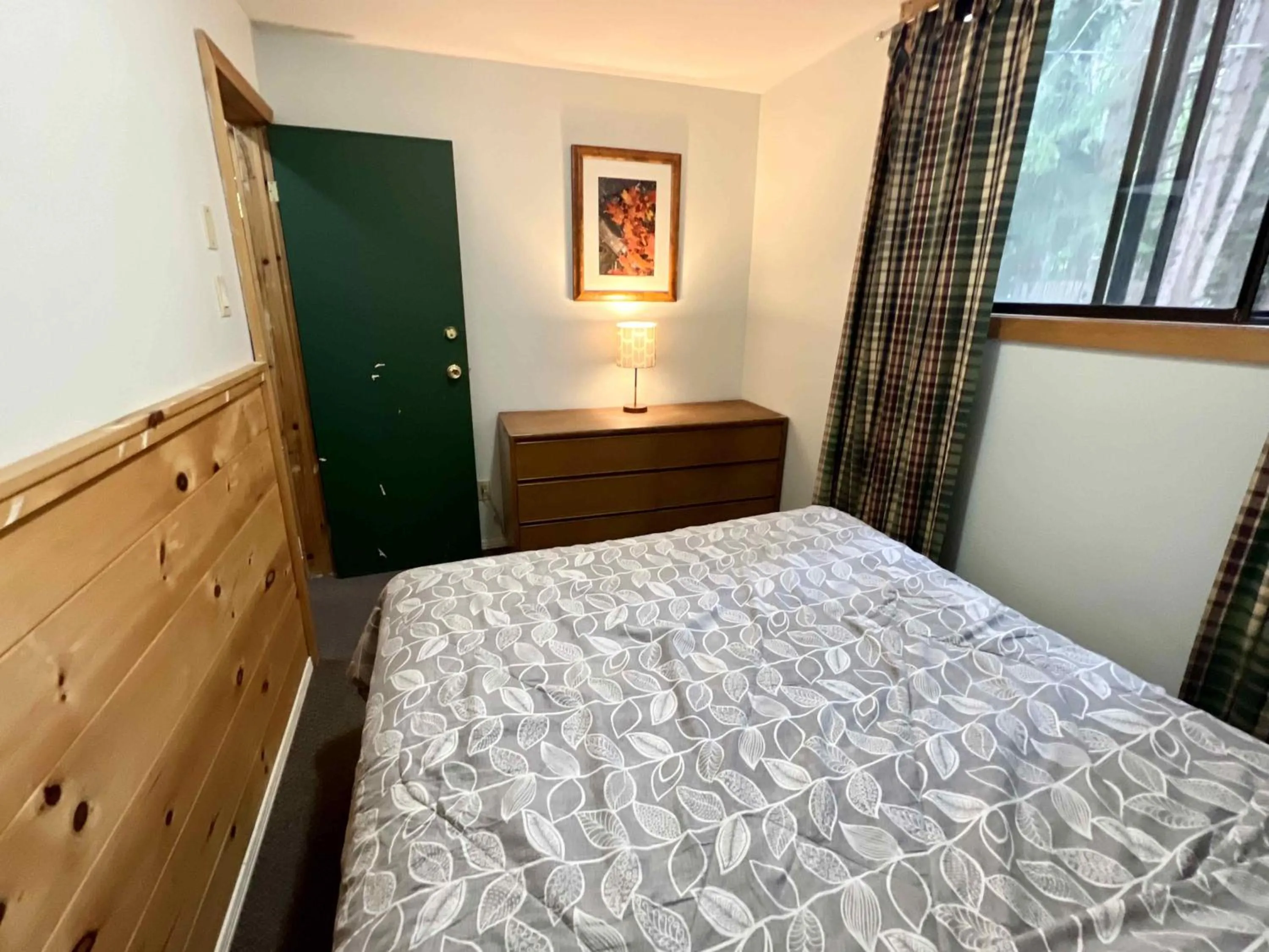 Bed in High Falls Bay Cottages, Camping & Waterpark