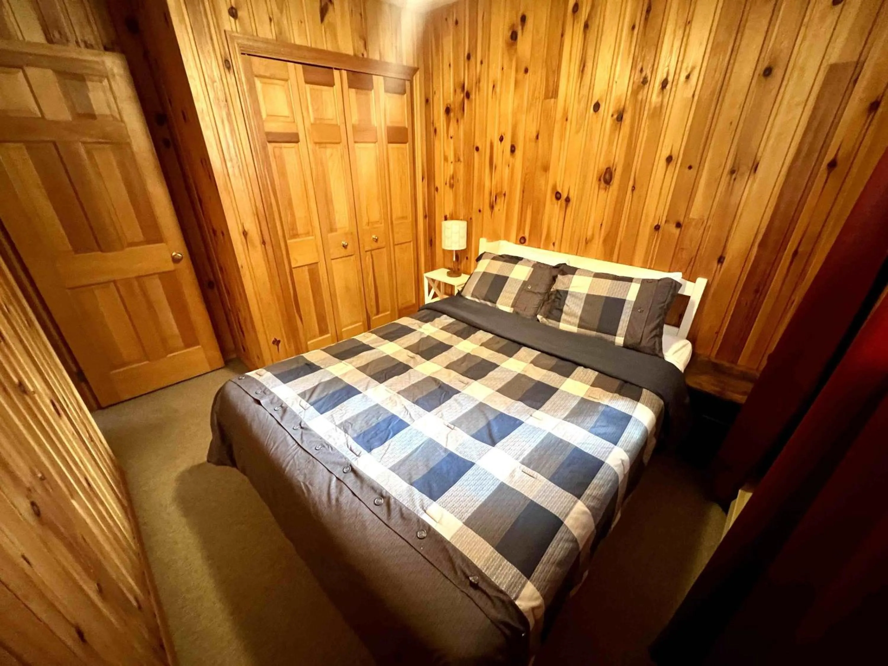 Bed in High Falls Bay Cottages, Camping & Waterpark