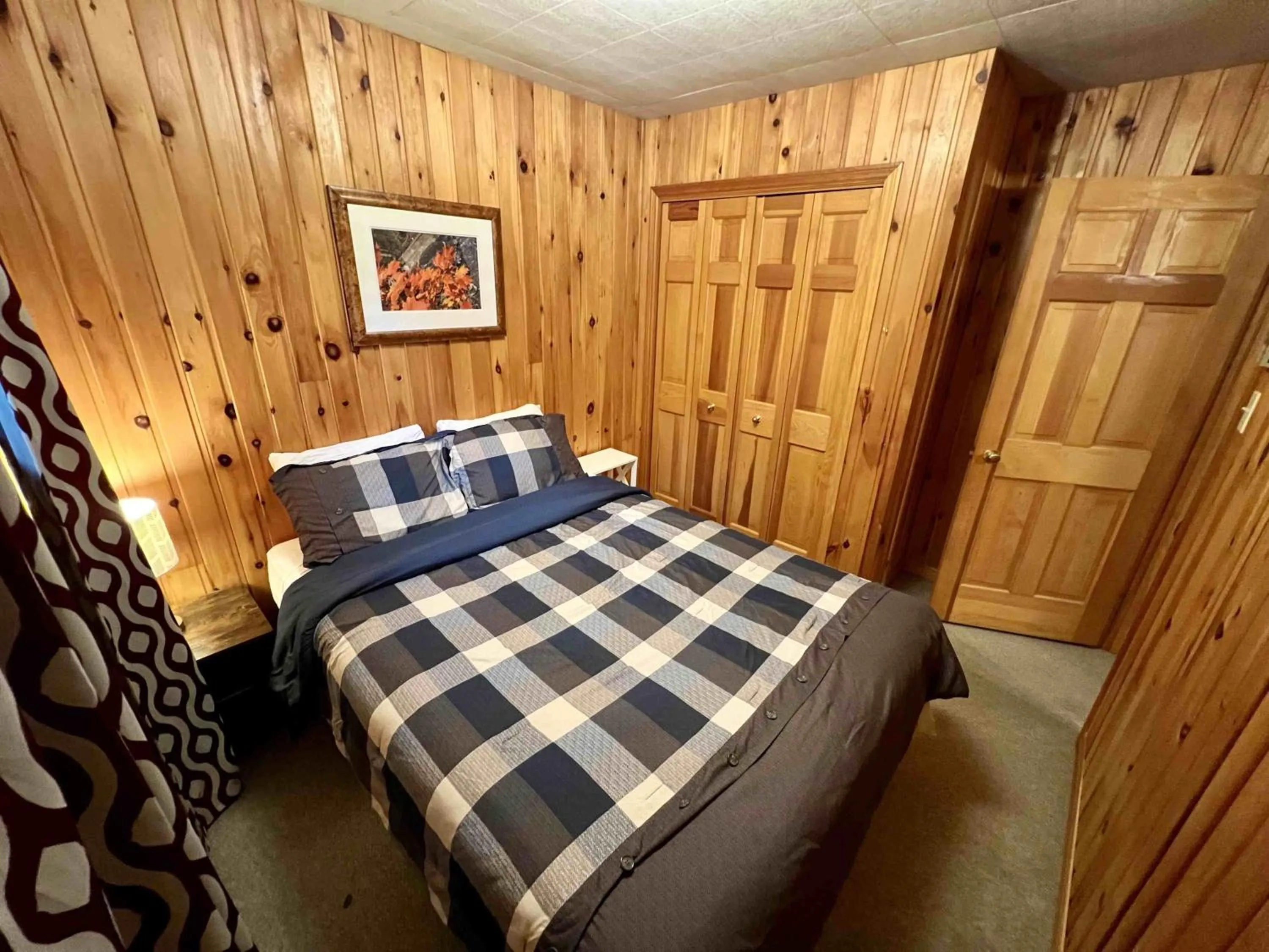 Bed in High Falls Bay Cottages, Camping & Waterpark