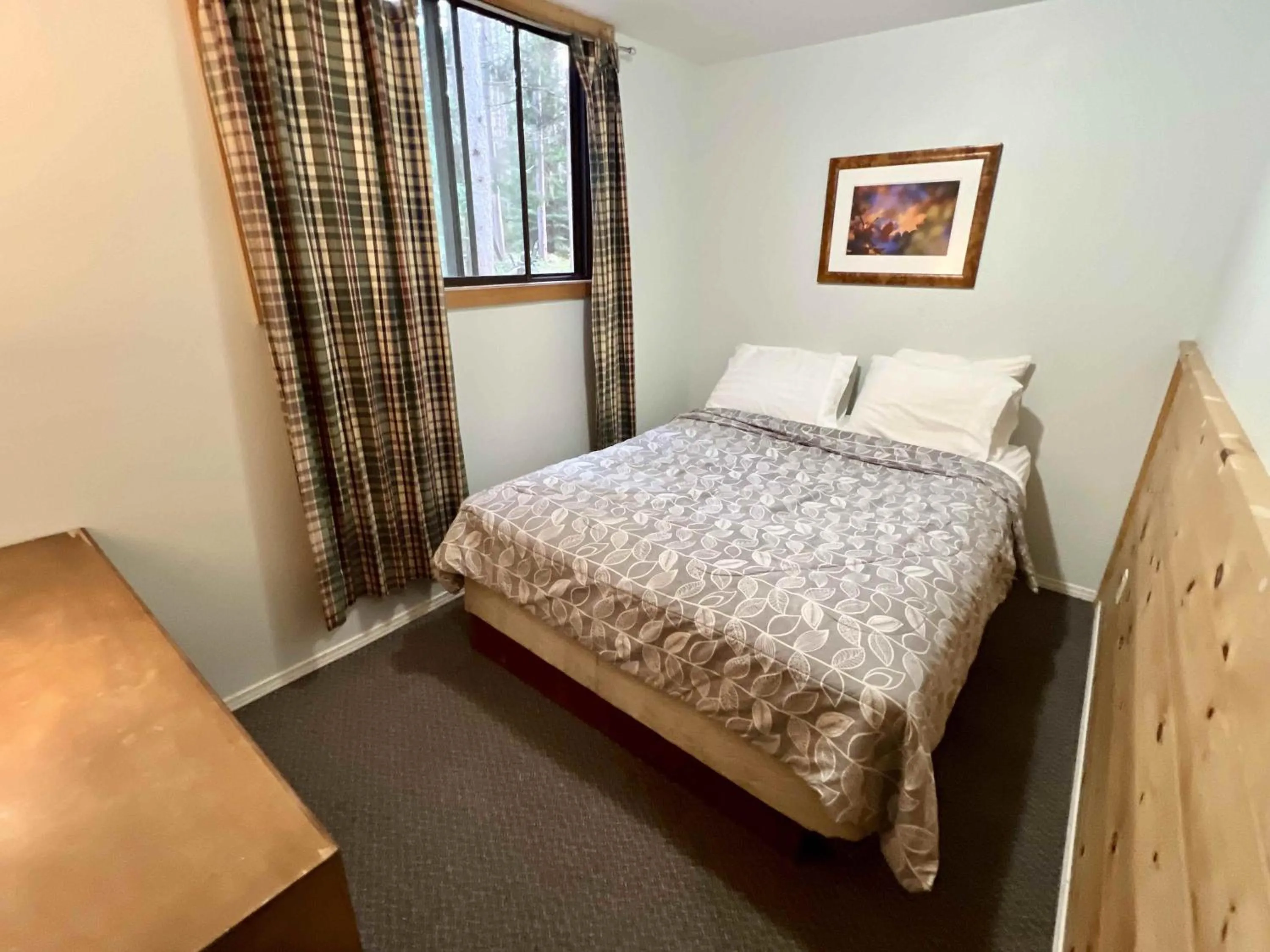 Bed in High Falls Bay Cottages, Camping & Waterpark