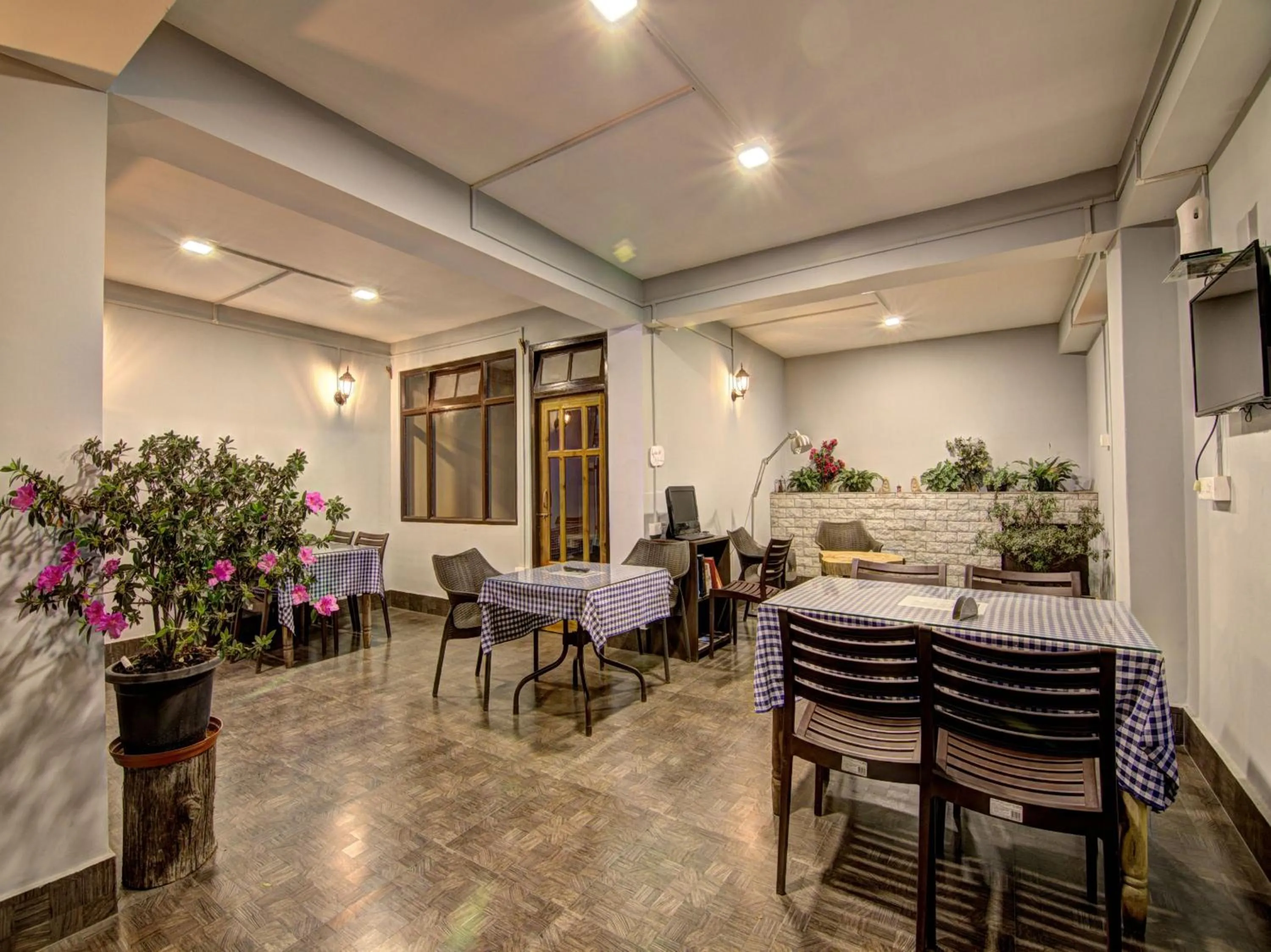 Restaurant/places to eat in The Griffon's Nest