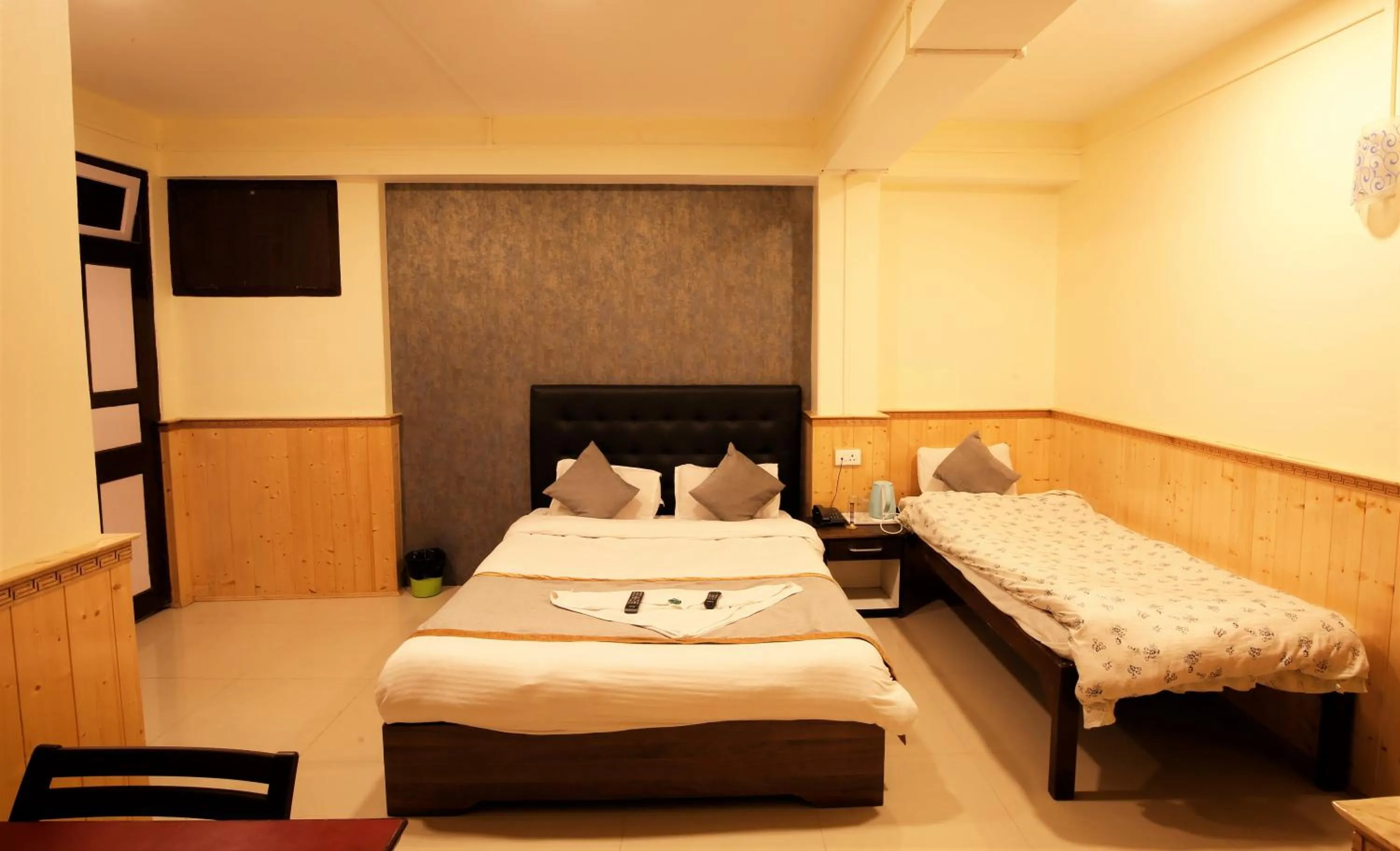 Photo of the whole room, Bed in The Griffon's Nest