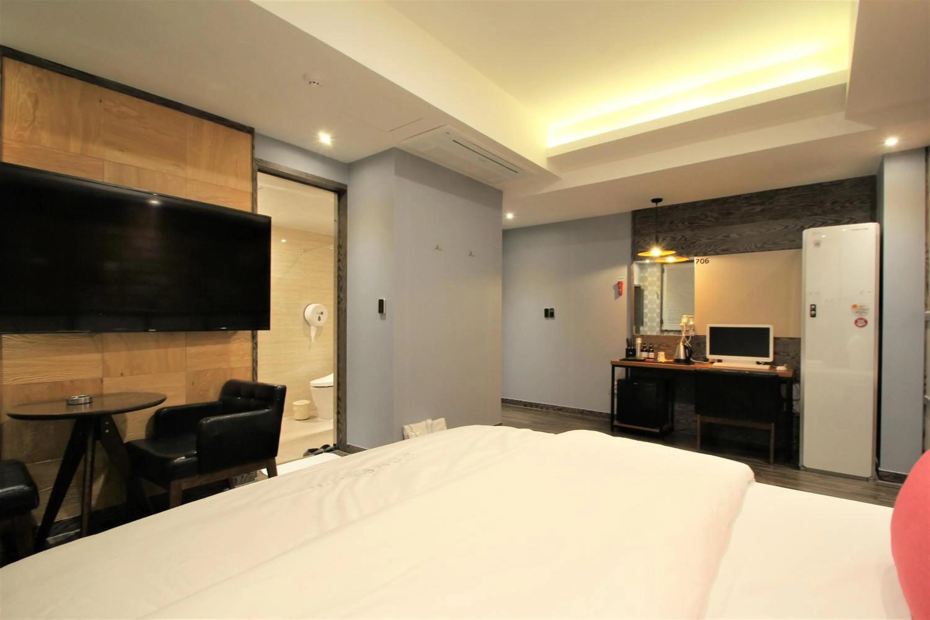 Bedroom, TV/Entertainment Center in Some Hotel