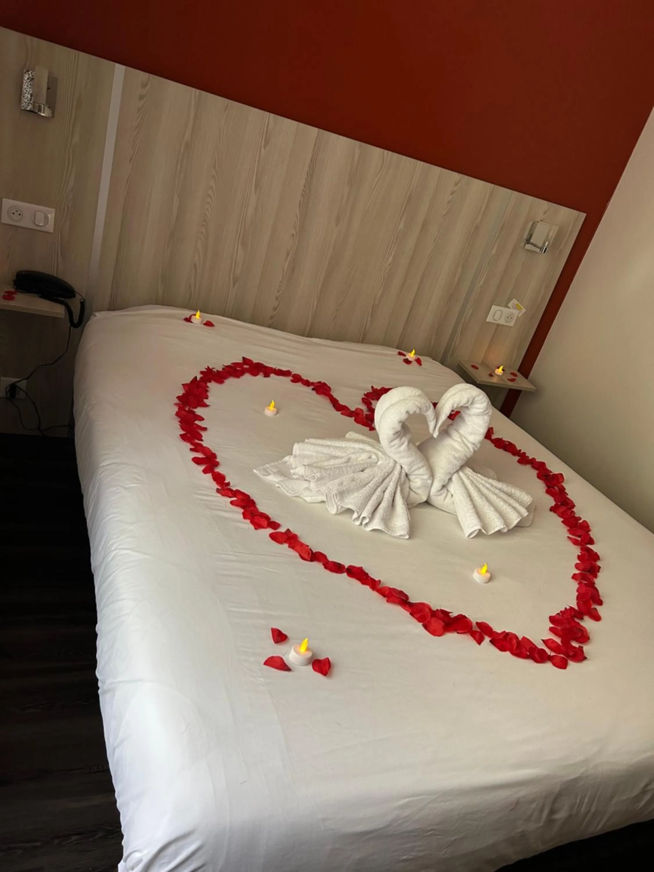 Decorative detail, Bed in Auberge Des Mésanges