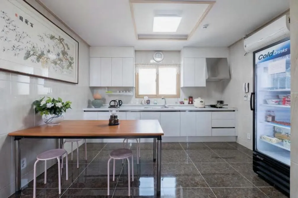 Kitchen or kitchenette in Hub Guest House